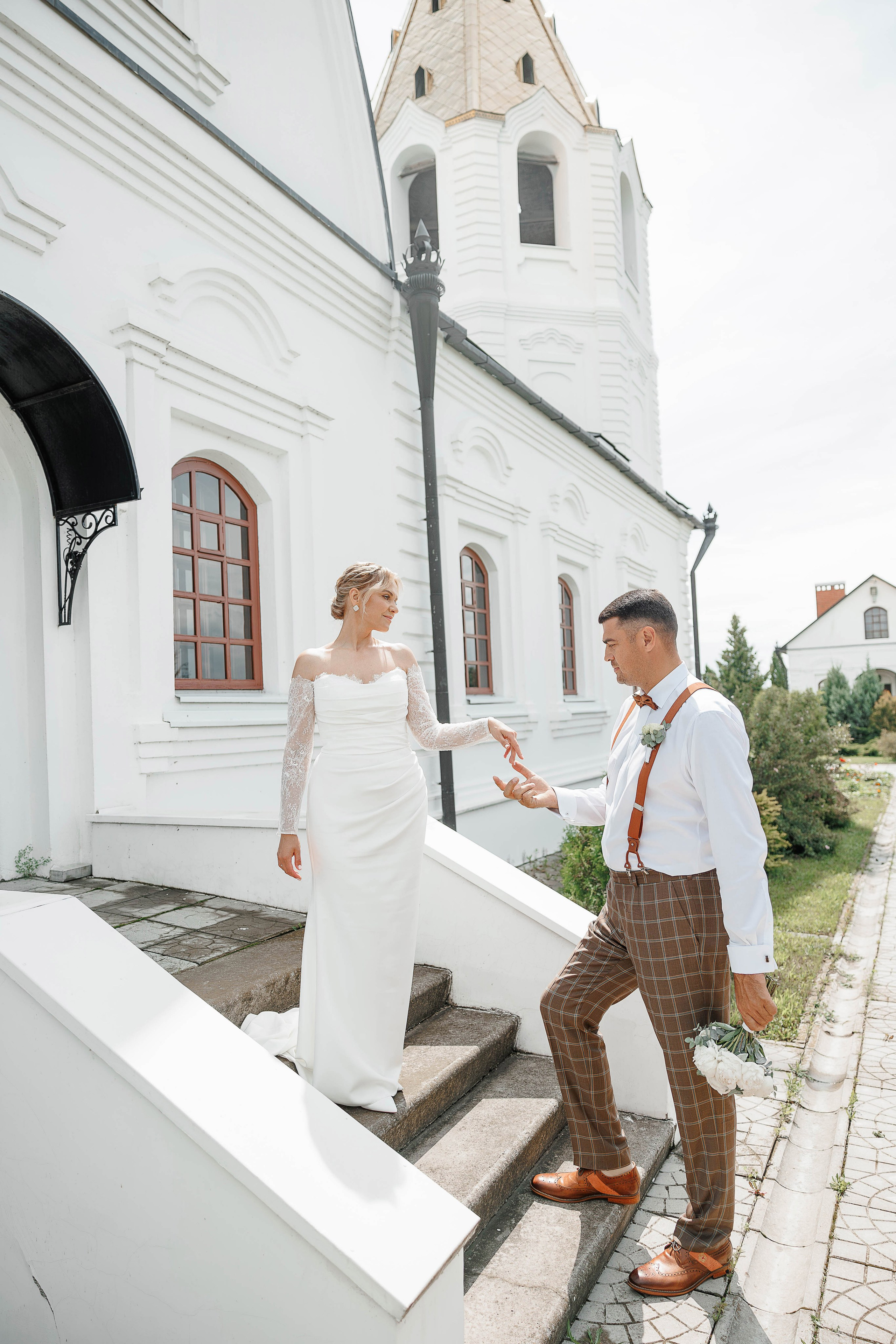 Жених и невеста возле церкви в селе Губарево Воронежской области