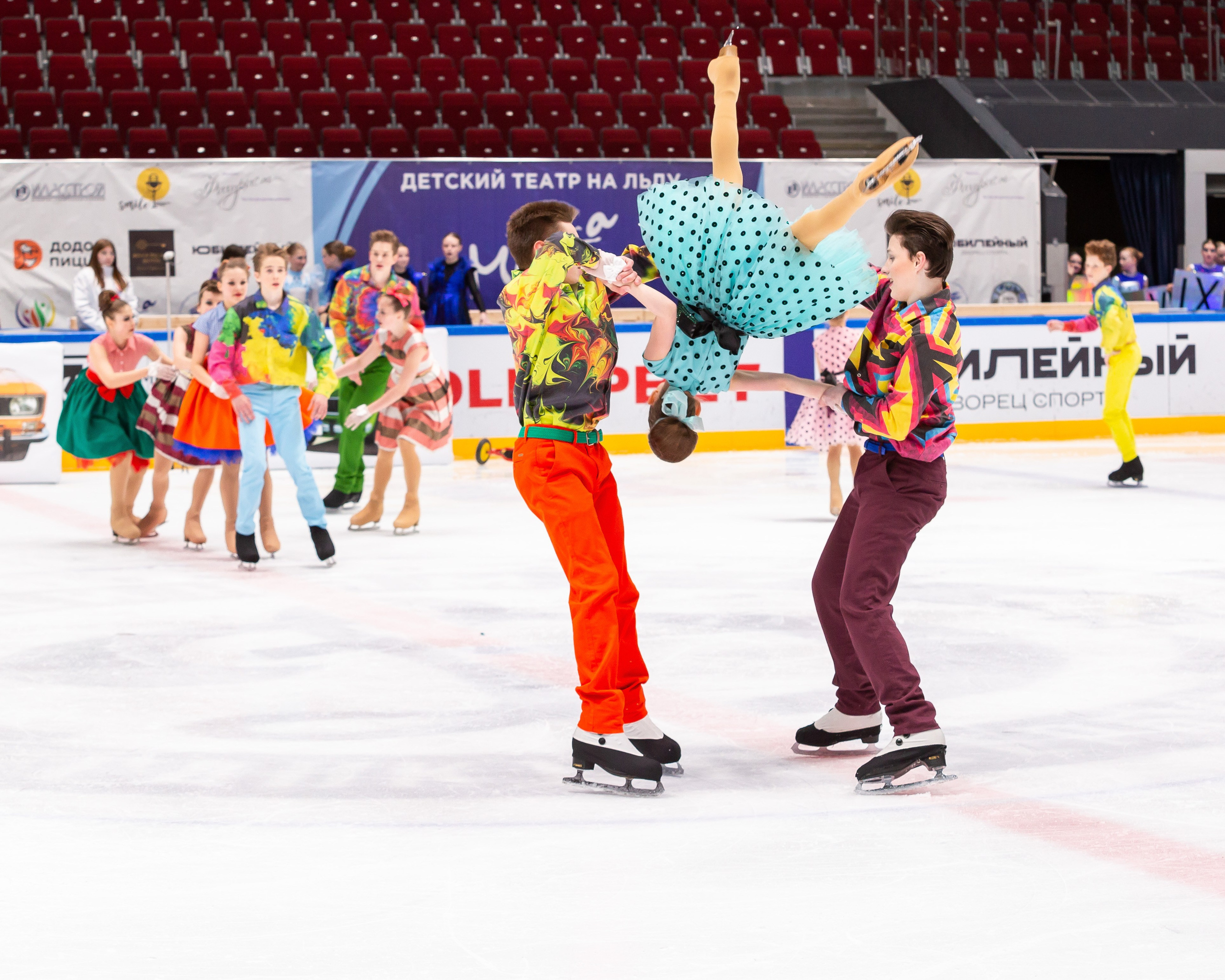 VII Ежегодный фестиваль массовых танцев на льду и фигурного катания «Петровский лёд» Санкт-Петербург 2024. Репортажный фотограф в Москве
