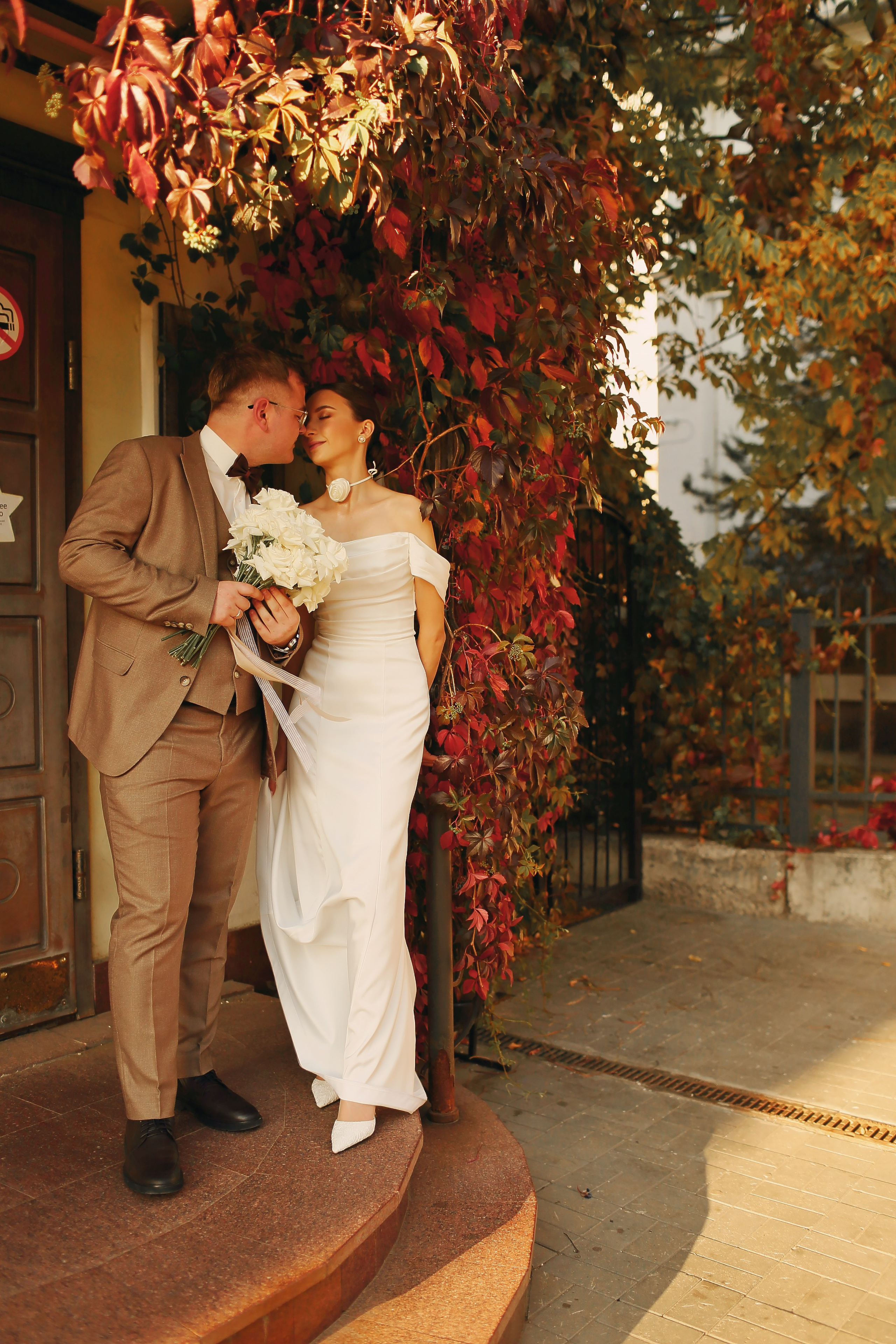 Свадебная осенняя фотосессия Ивана и Лидии в городе. Свадебный и репортажный фотограф в Ярославле и Санкт-Петербурге Роман Микрюков