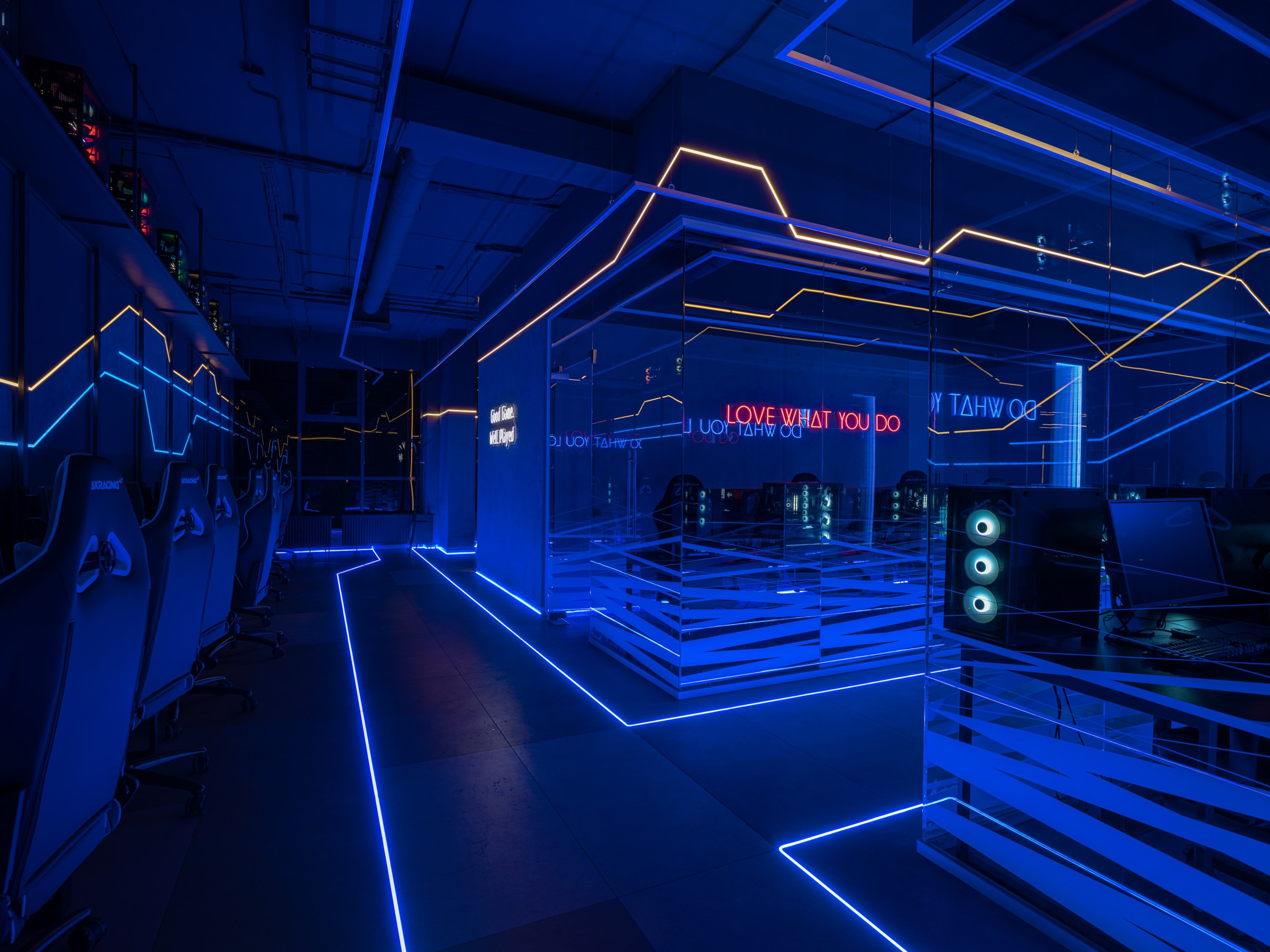 Первый топовый компьютерный клуб "Provoda" - Фотограф Коваль Илья. Коваль Илья — Интерьерный и архитектурный фотограф