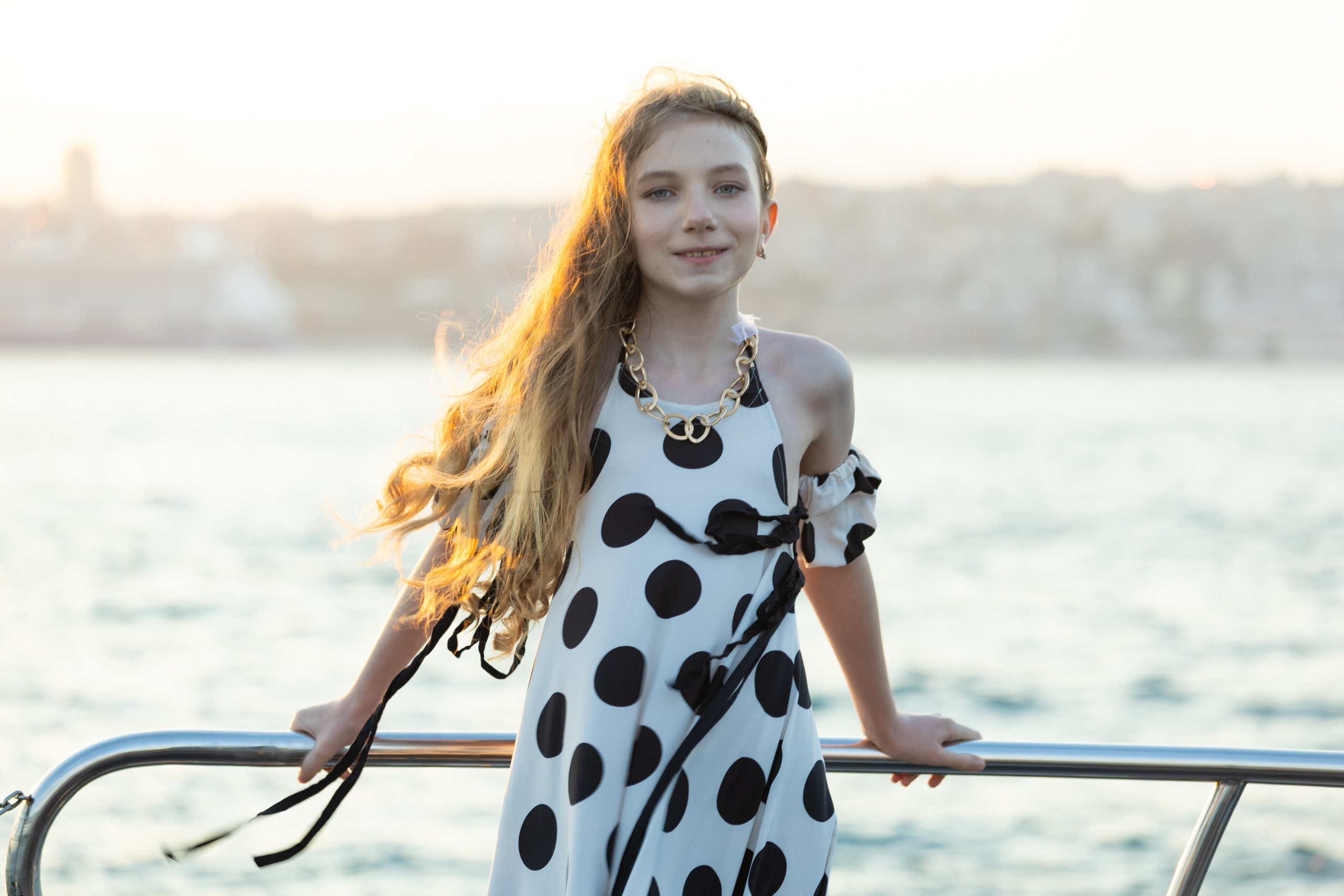 Фотосессия на яхте [Босфор, Стамбул, 2025]. Дизайнер Сильвериюш Станиславски. Anastasia Leonowa