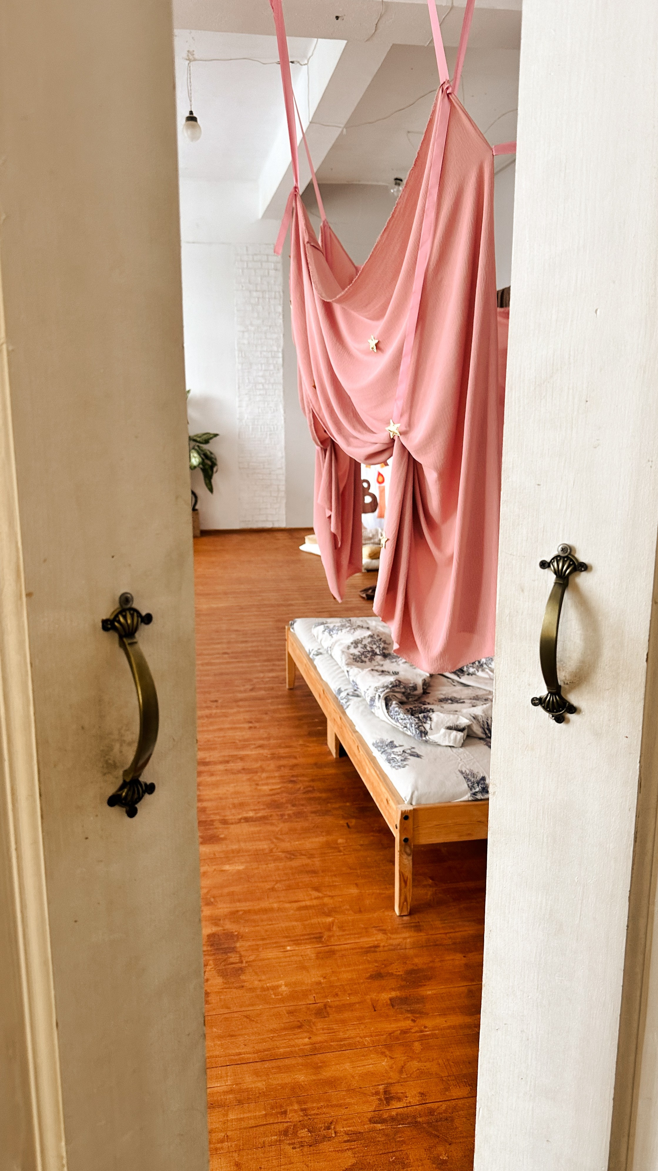 Интерьер фотостудии «Лофт Потолок», город Краснодар, ул. Зиповская 5 литер Х. Семейный и детский фотограф в Краснодаре Анна Трашкова