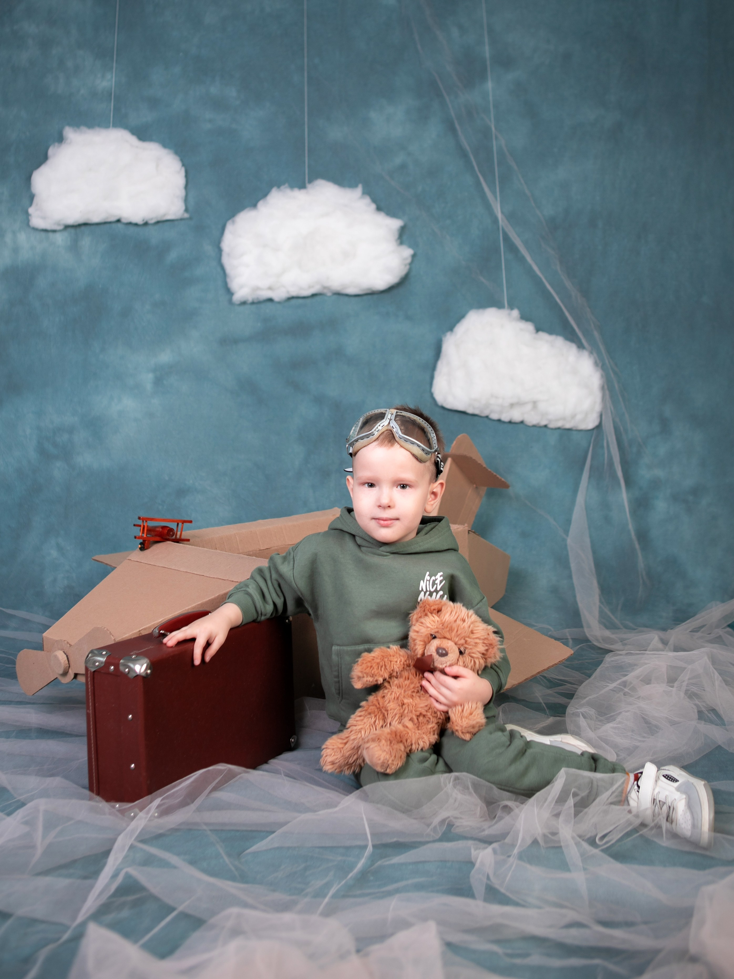 Общее фото в детском саду с выездным реквизитом в Тюмени. Выпускные альбомы в Тюмени для школ, садов, вузов спортивных секций