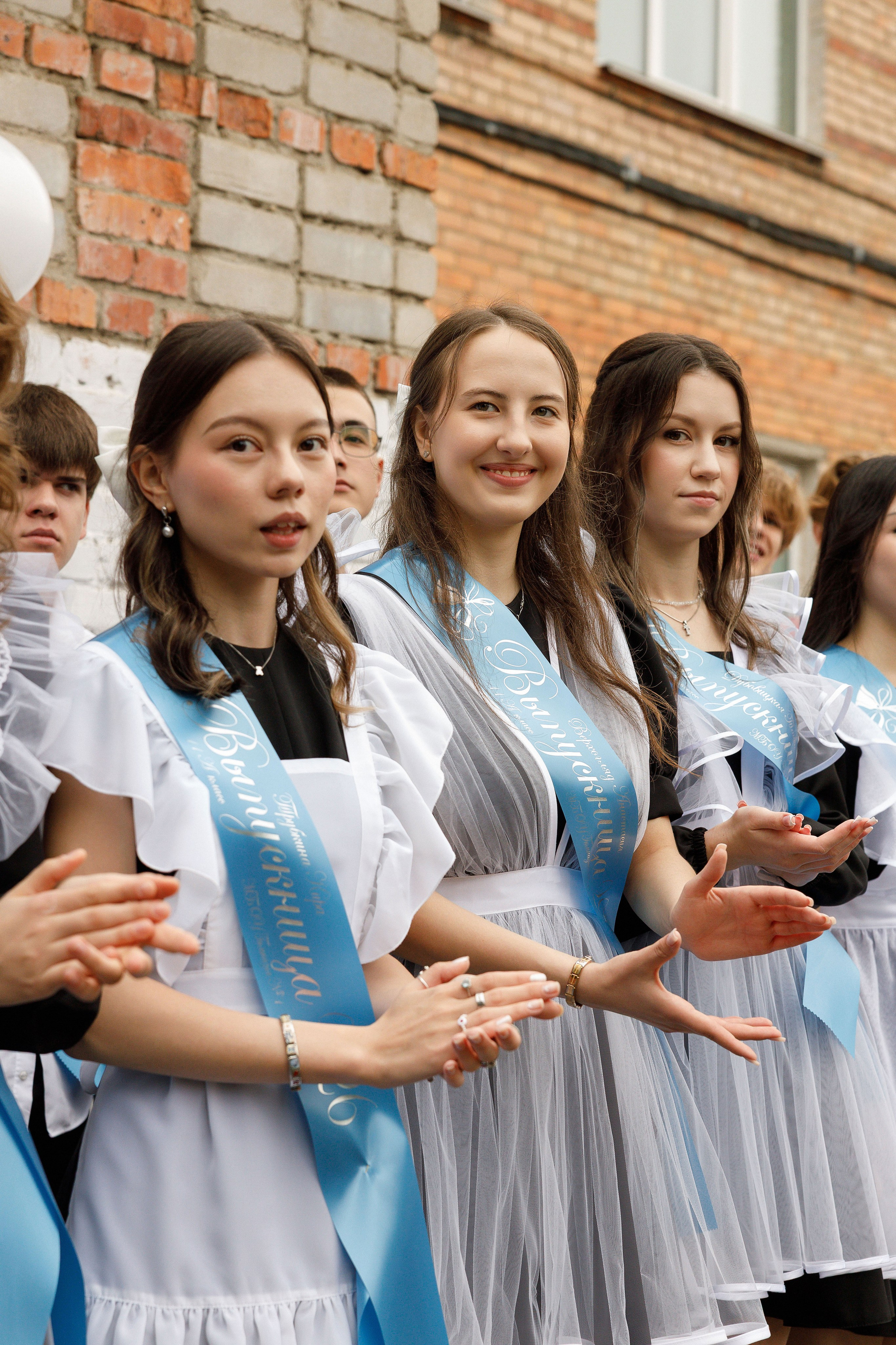 Последний звонок Гимназия Артем. Photoalbum-vl.ru