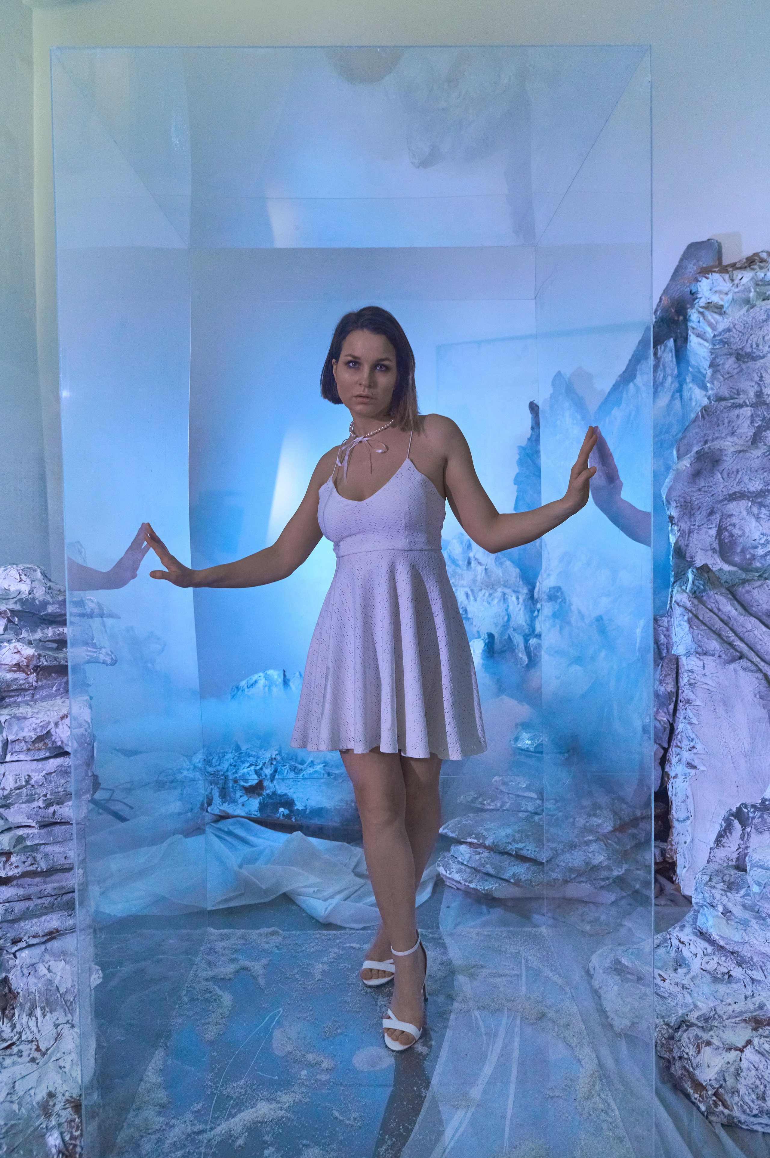 Фотосессия Ксении в декорациях «Лед» со стеклянным кубом