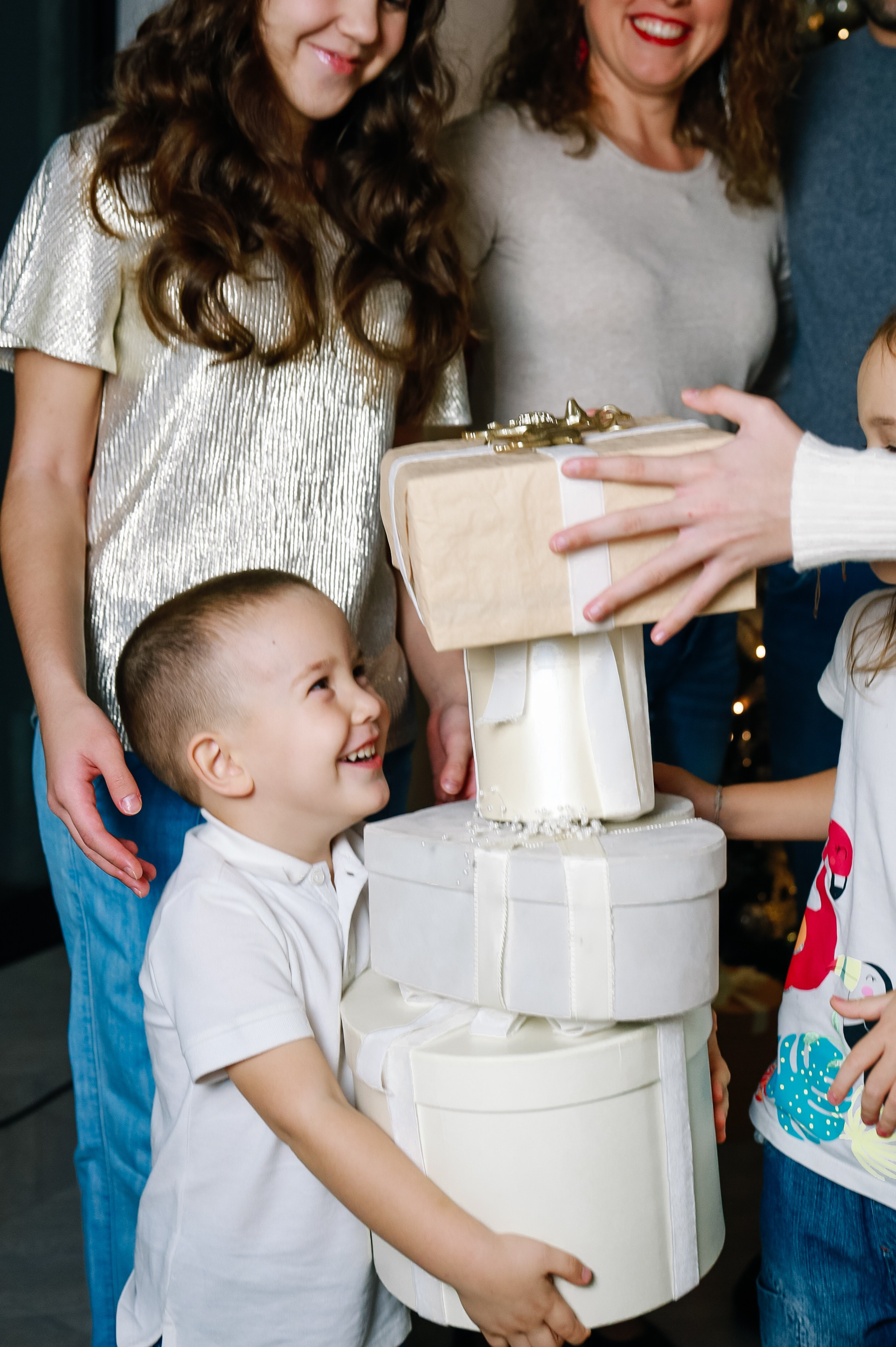 Дружная семья с четырьмя детьми. Визуал для эспертов и блогеров