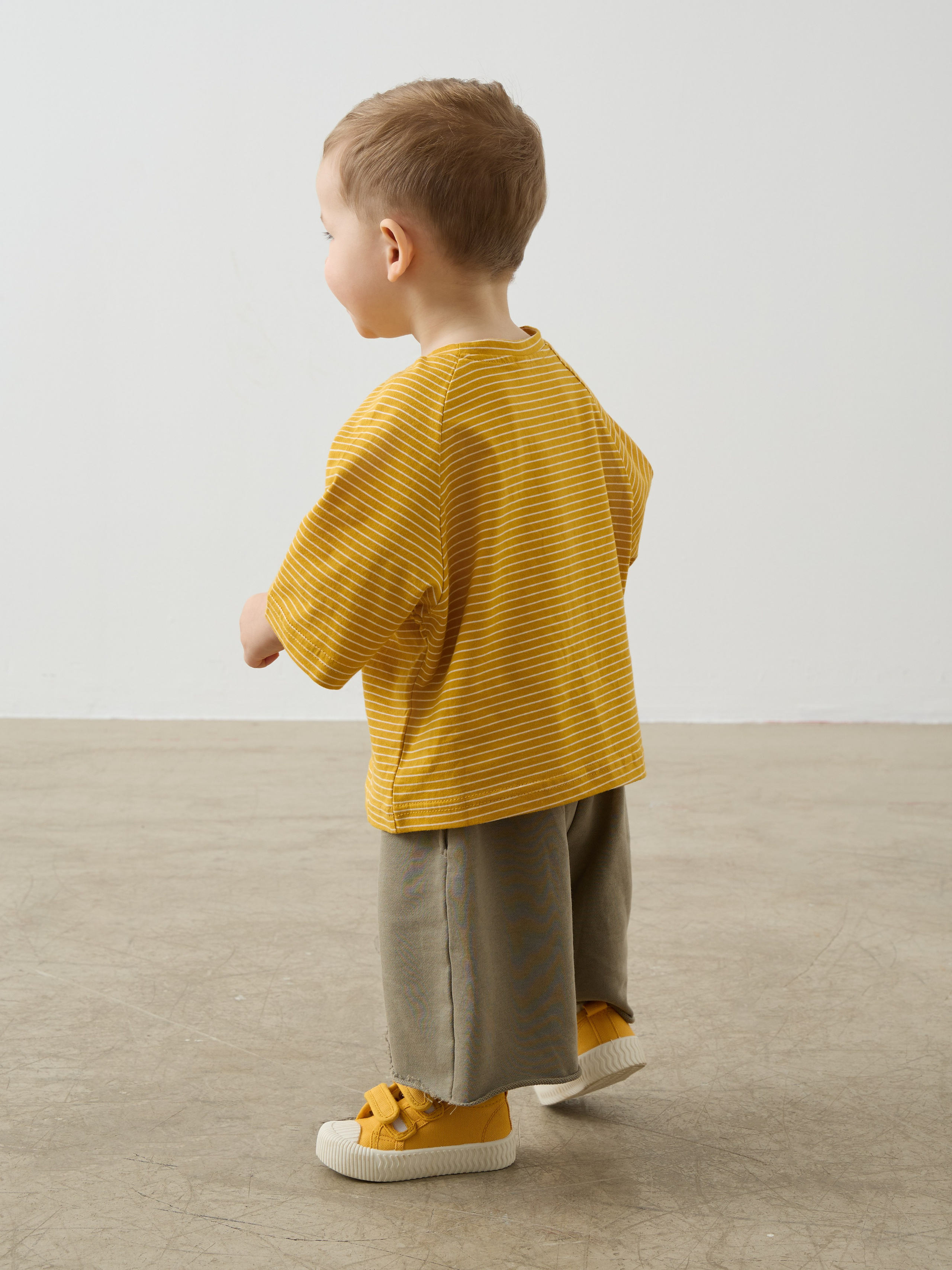 Фотограф Артём Галицкий. Специализируюсь на студийной съёмке одежды: каталоги, лукбуки, предметная съёмка. Опыт работы с fashion-брендами, маркетплейсами и коммерческими проектами. Грамотно выстраиваю свет, работаю быстро и точно под задачу. Также имею опыт работы гафером — отлично знаю световое оборудование и техническую сторону съёмочного процесса.