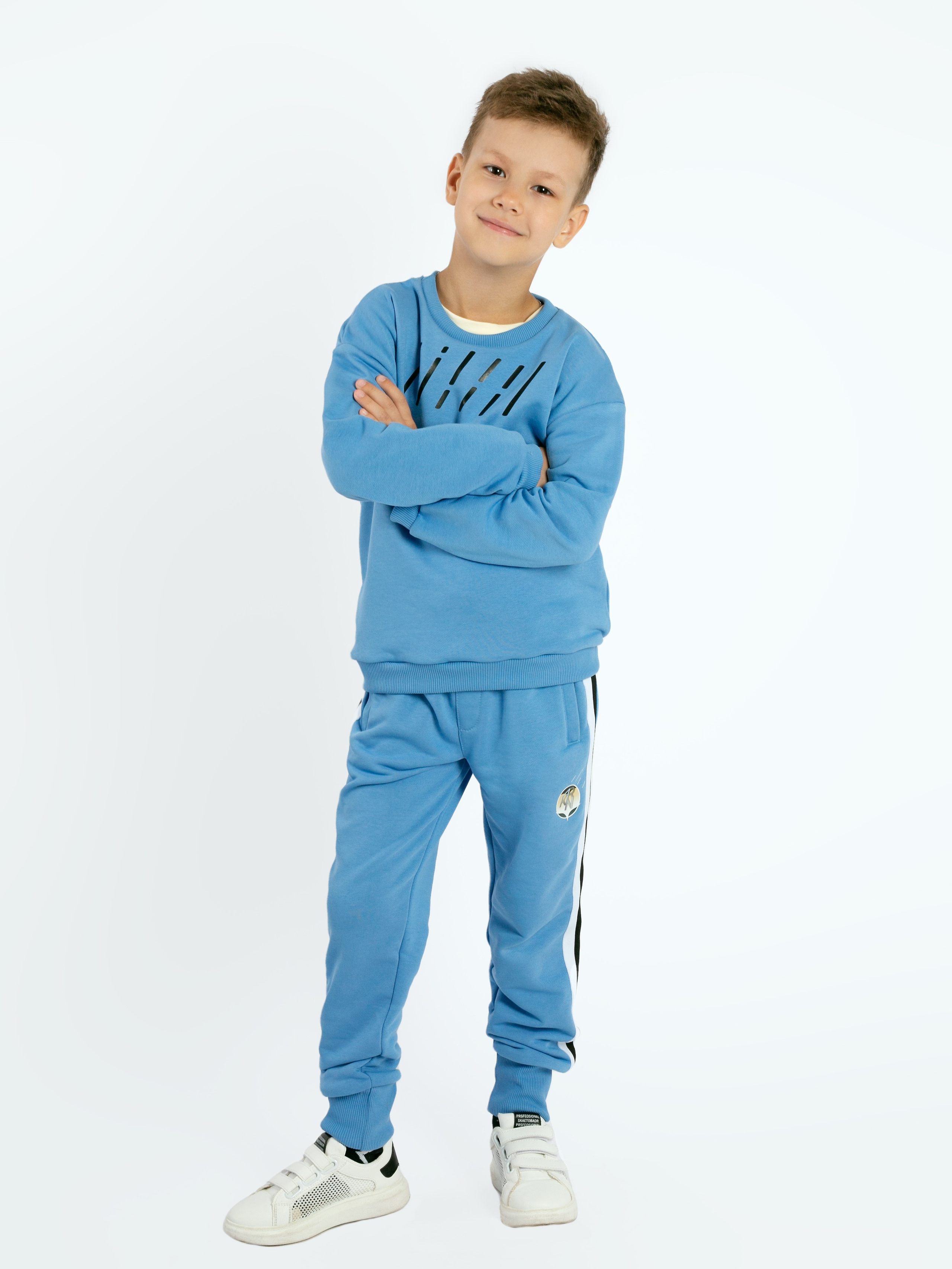 Детская одежда на белом фоне с тенями. Предметная, рекламная фотосъёмка в Орле. Предметный фотограф в Орле