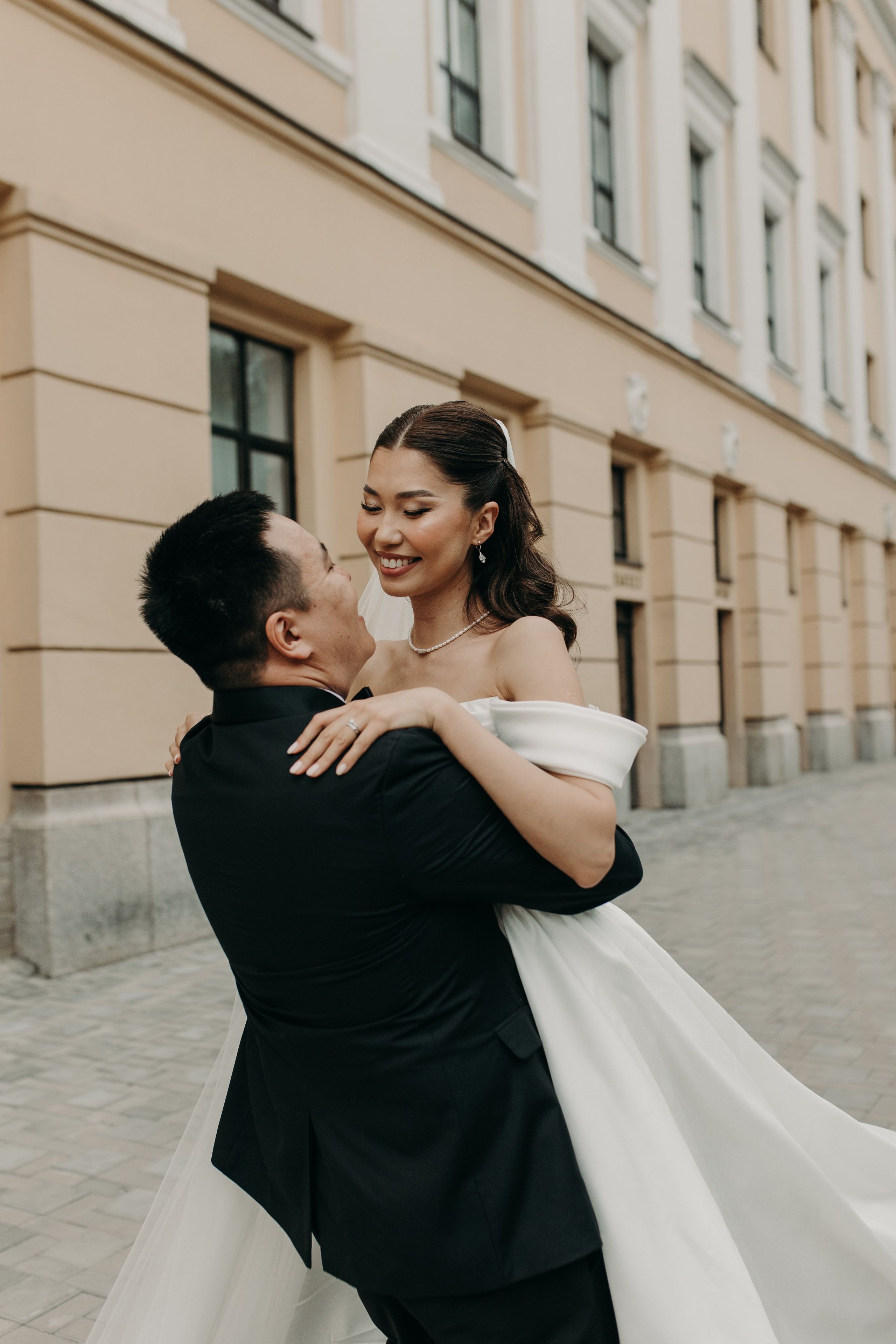 Прогулка и два бокала игристого…. Свадебный и семейный фотограф в Алматы Laura Dosmann