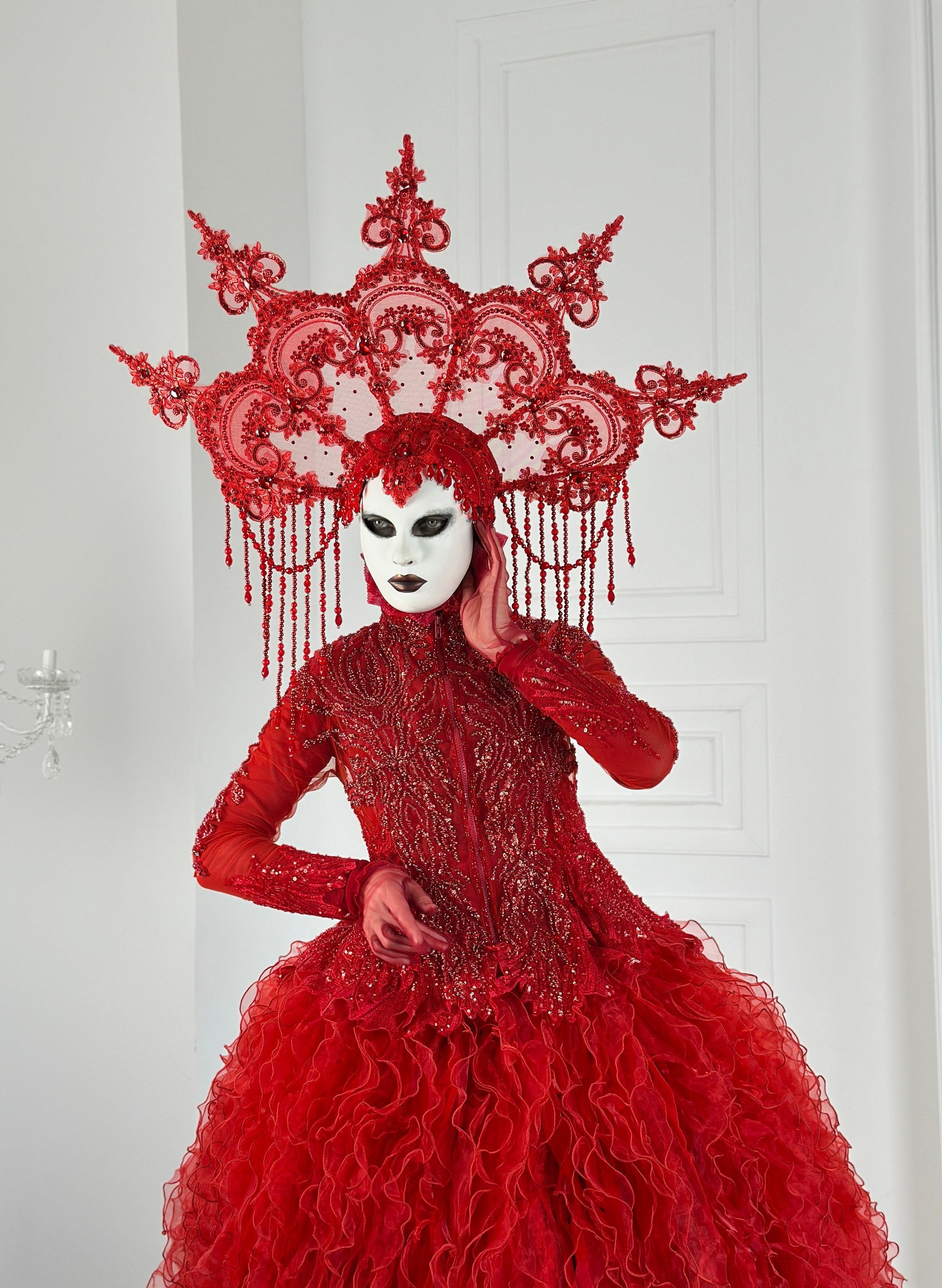 Персонаж в красном платье на встречу гостей. Мимы и Ходулисты на встречу гостей. Москва