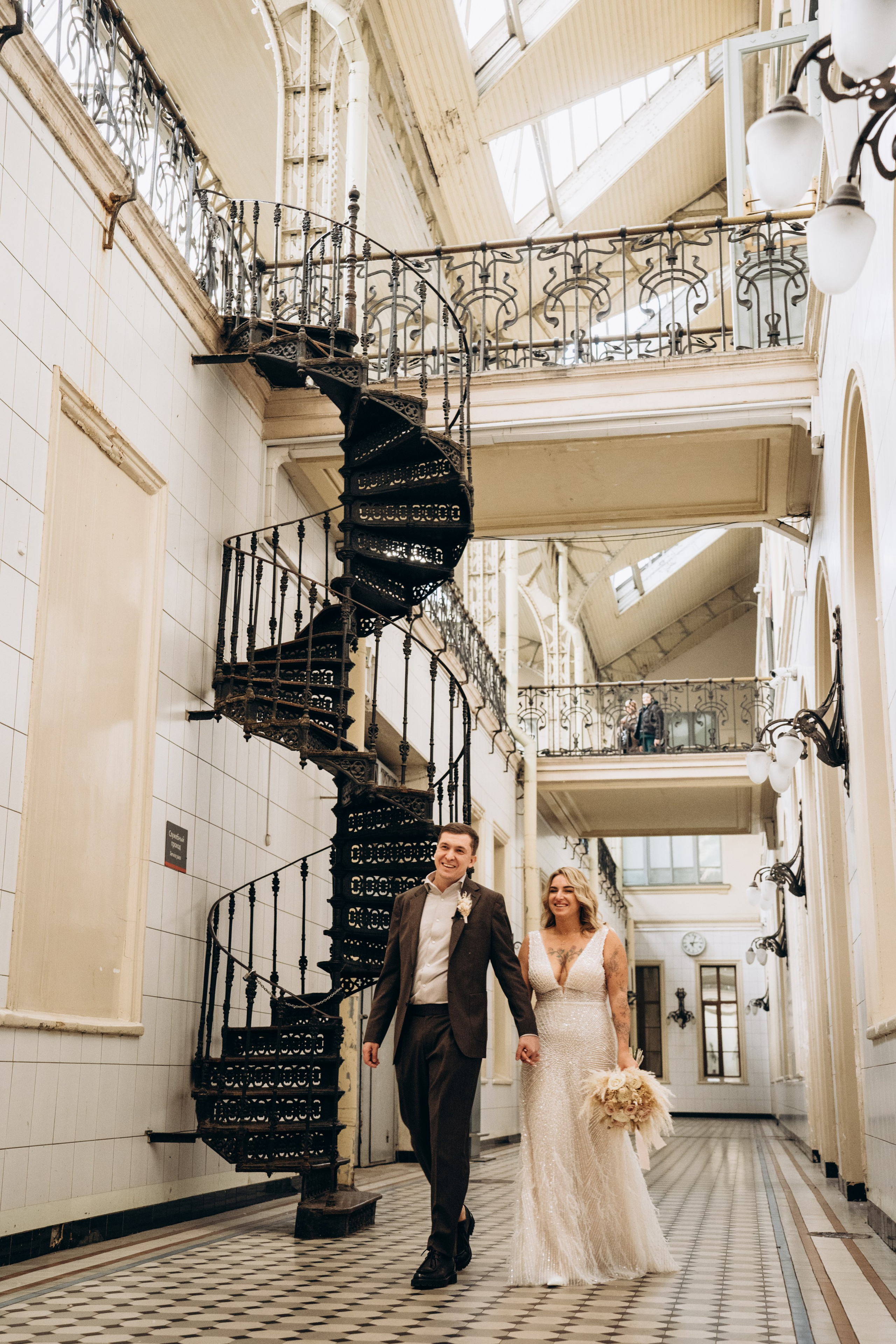 Молодожены смеются и смотрят друг на друга — искренние и эмоциональные свадебные фотографии в Москве.