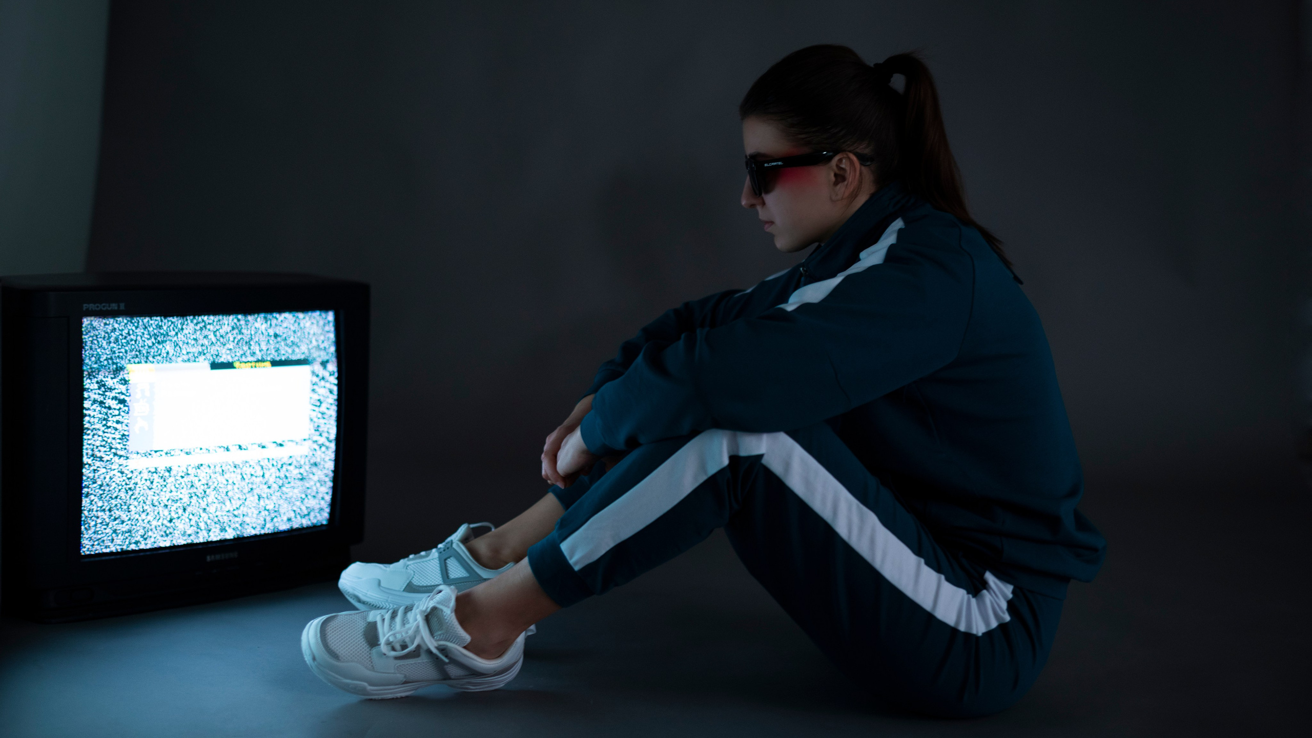 Фотопроект самоизоляция, сомнамбула, сновидческие видения, философия, одиночество, арт-фотография. девушка смотрит тв-помехи