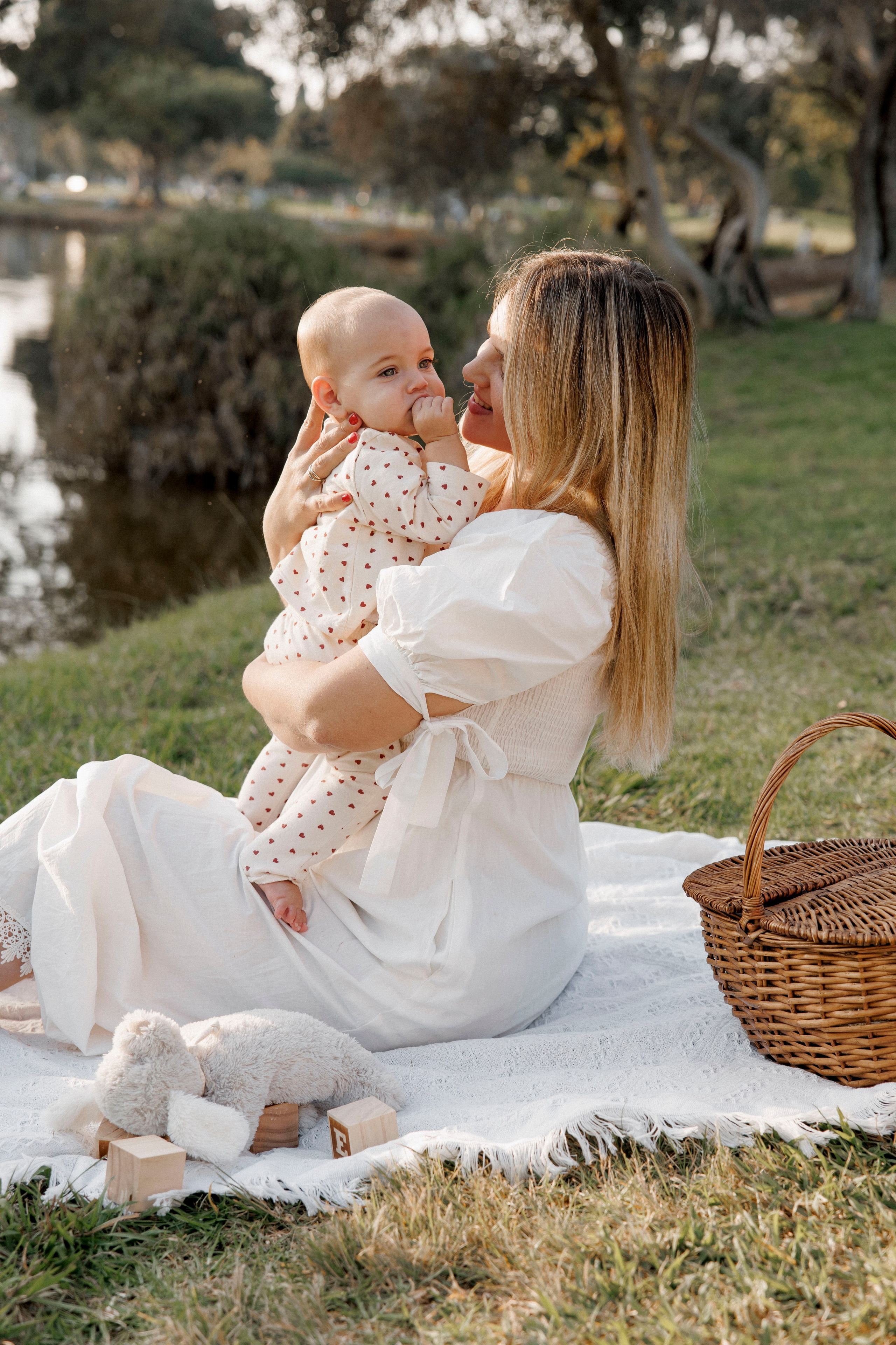 First year photoshoot inside the park (sunset). Wedding and family photographer
