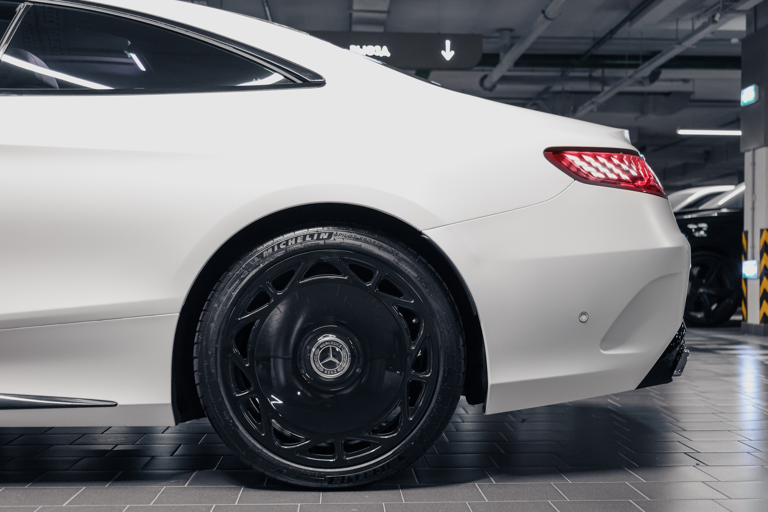 2020 MERCEDES BENZ S63 AMG WHITE ON BLACK $145,000 / 27,100 KM ODOMETER. Mixturecaptures