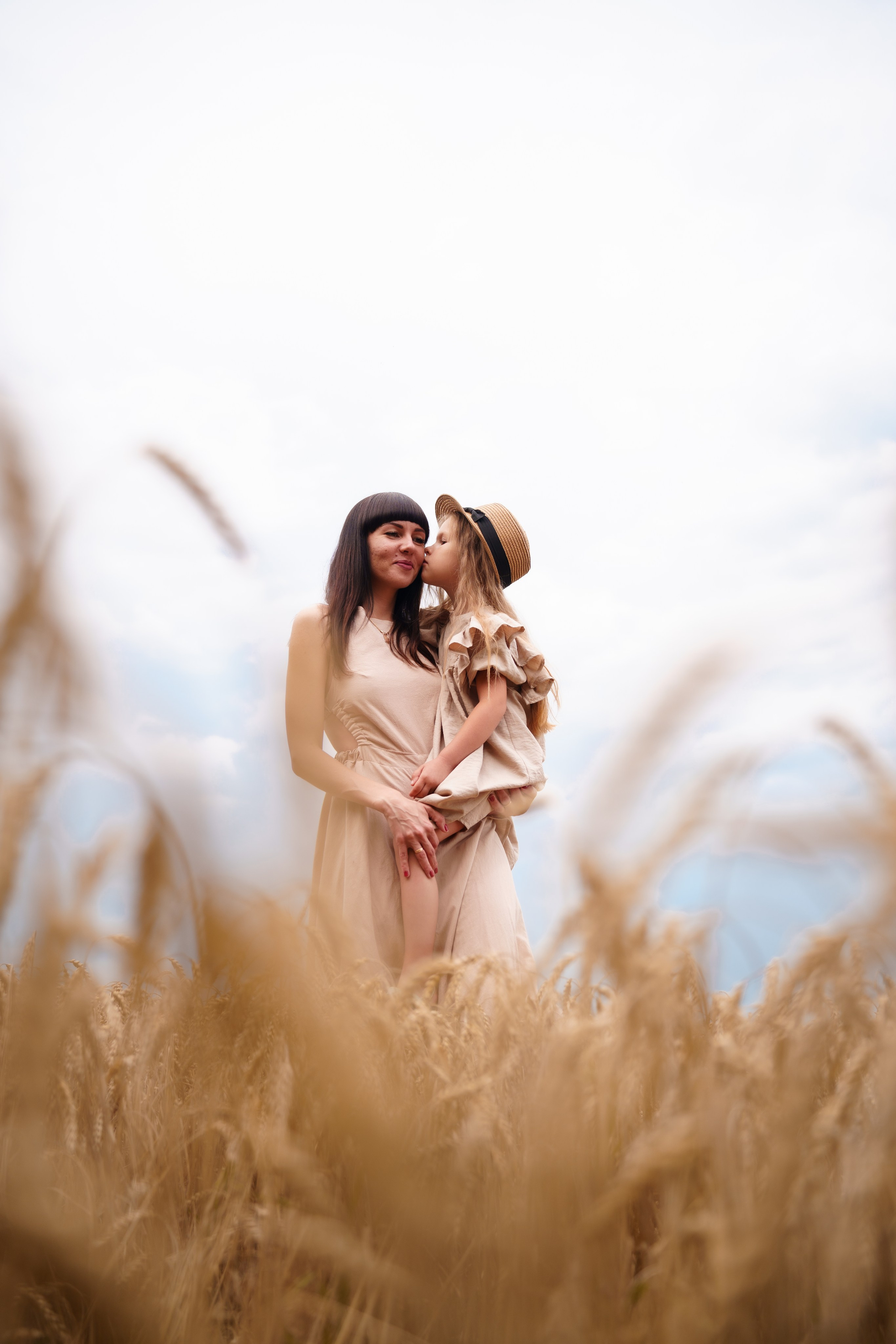 Мама с дочкой в пшеничном поле (01.08.2023). Фотограф Андрей Чеботок (Белгород, Курск, Воронеж, Старый Оскол)