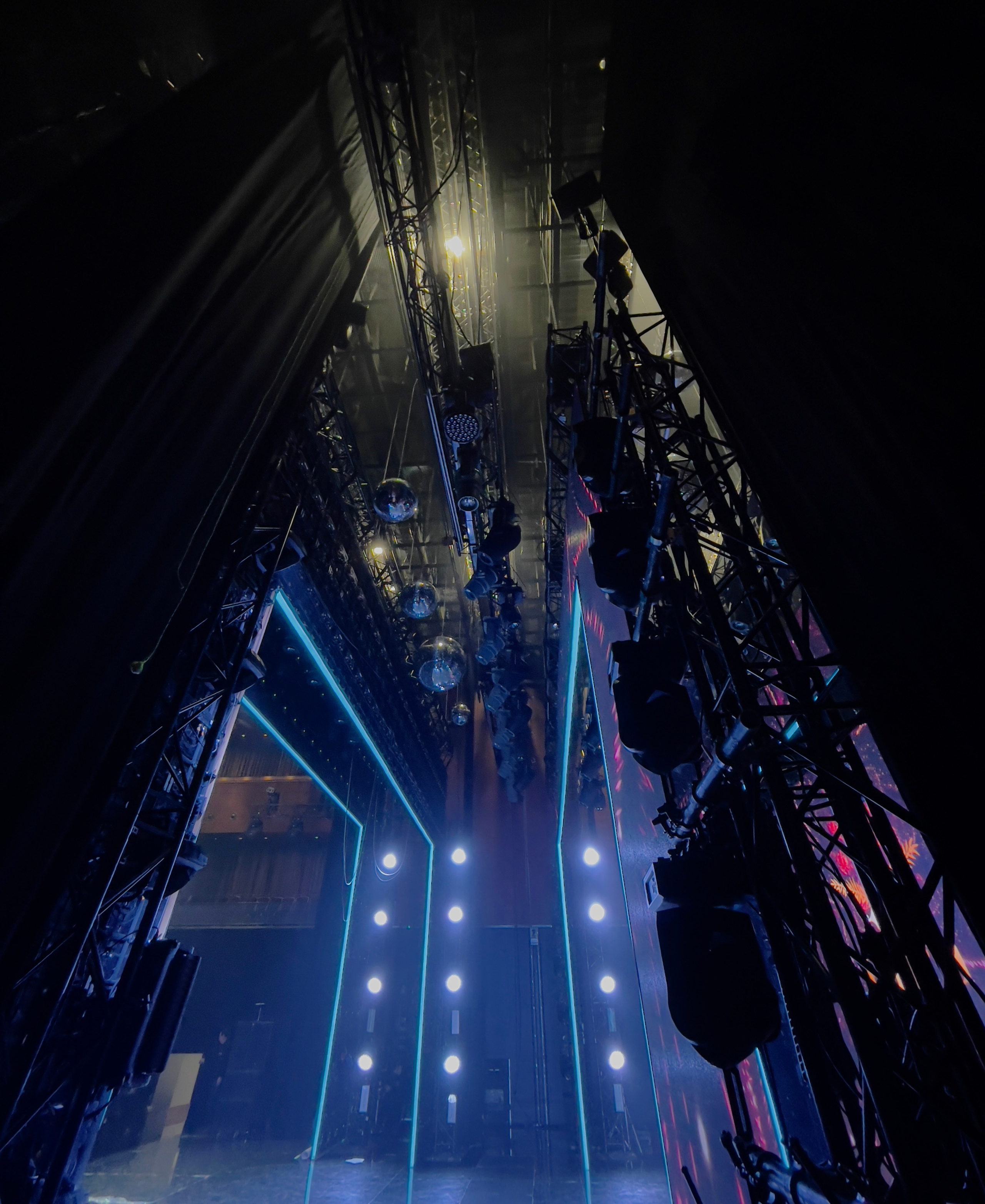 BACKSTAGE GALLERY. «MAK FLAME»