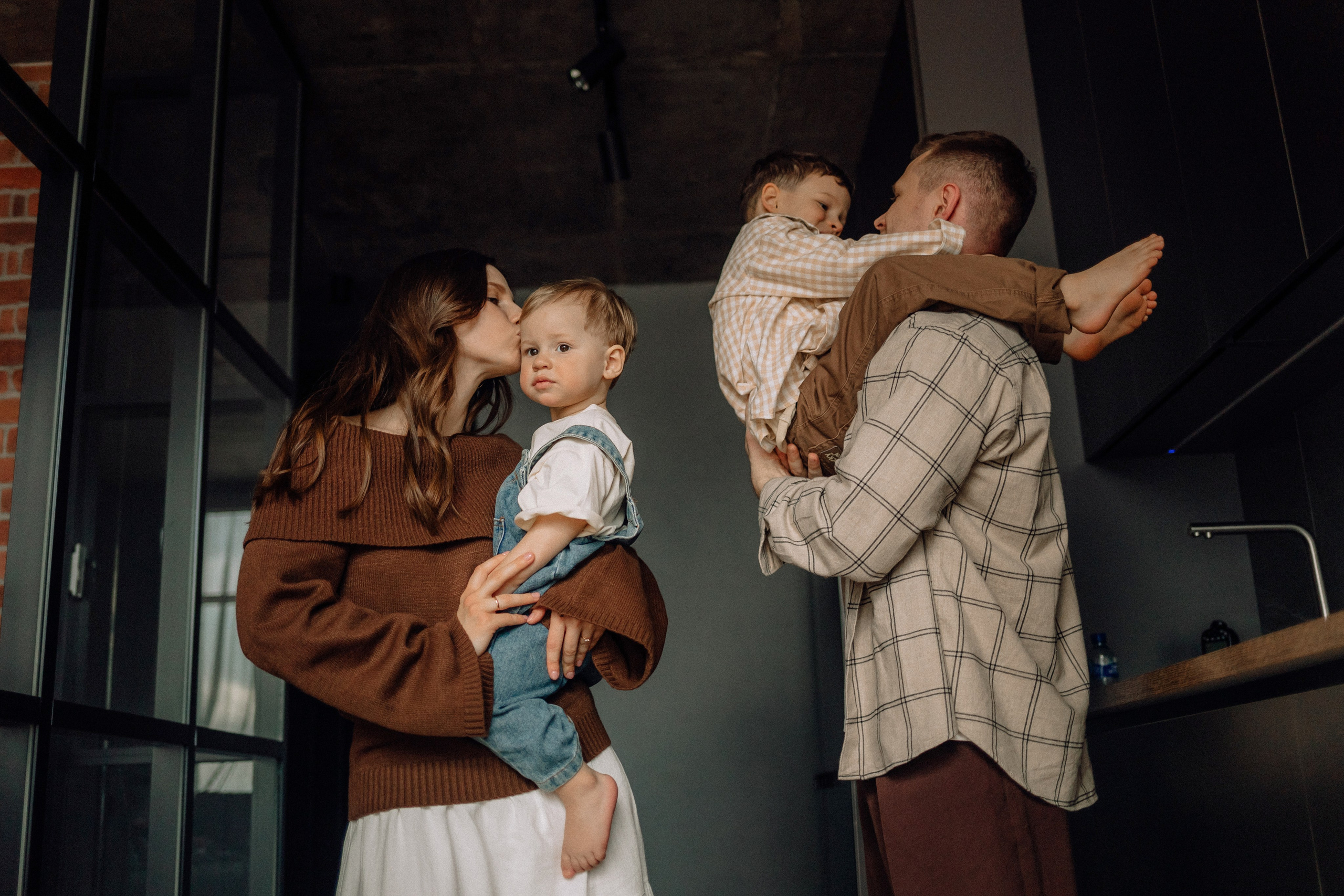 Звонко смеялись