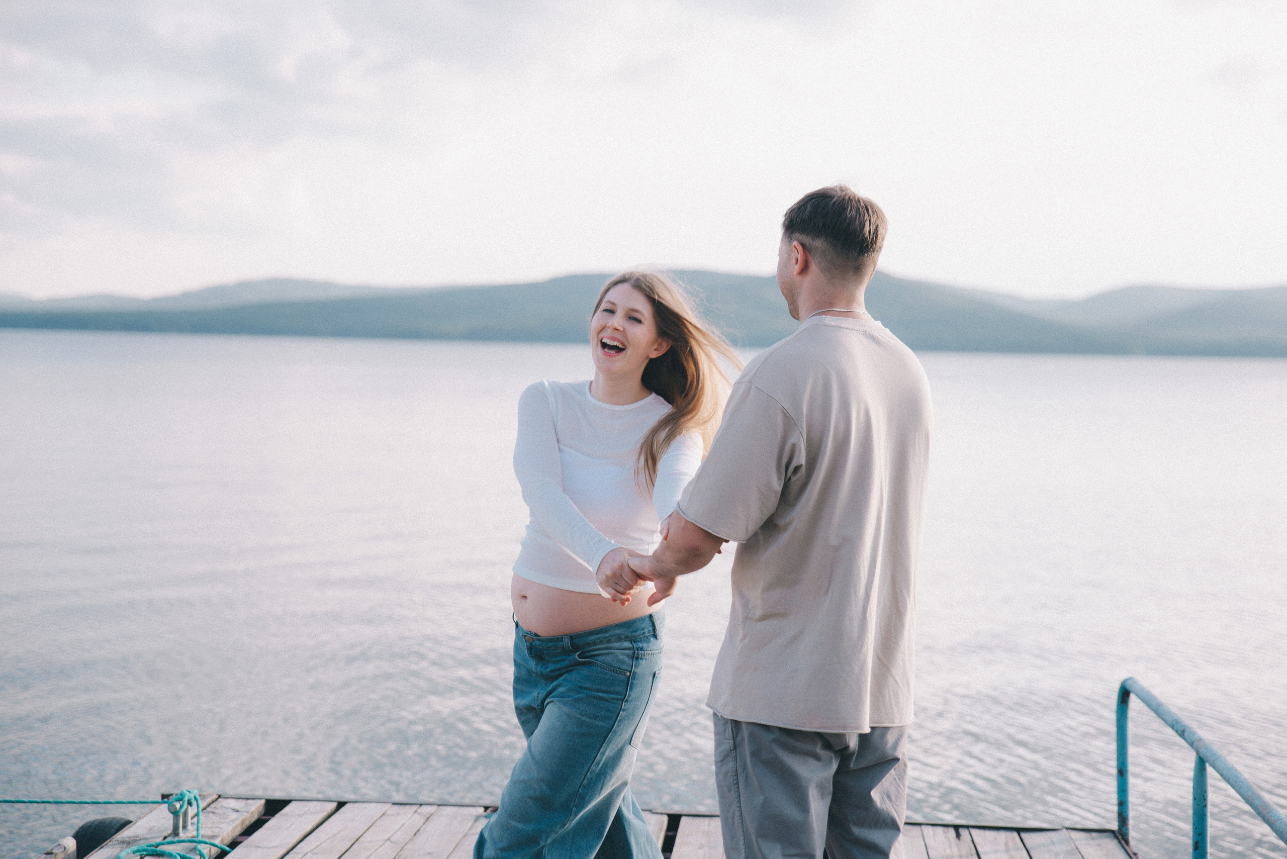 девушка смеется