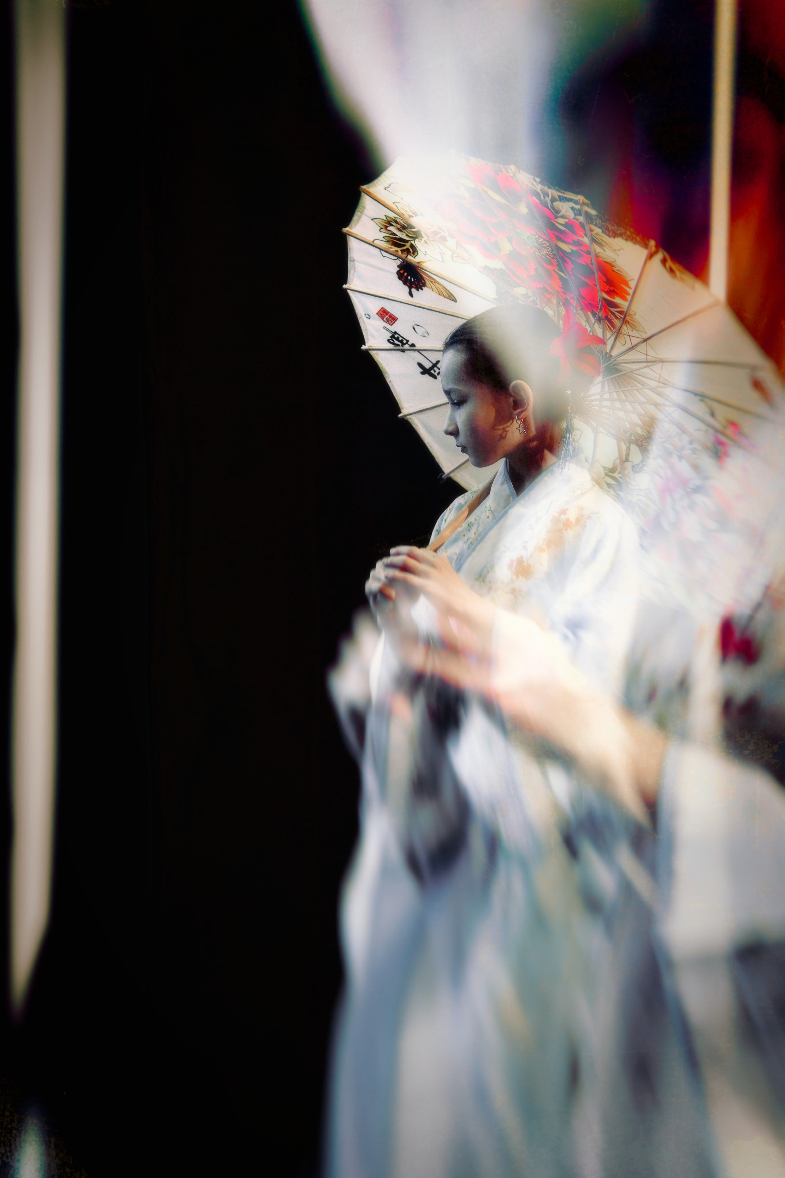 Арт-фотография девушки с декоративным зонтом-парасолью с цветочным узором, эффект двойной экспозиции, эфирный образ