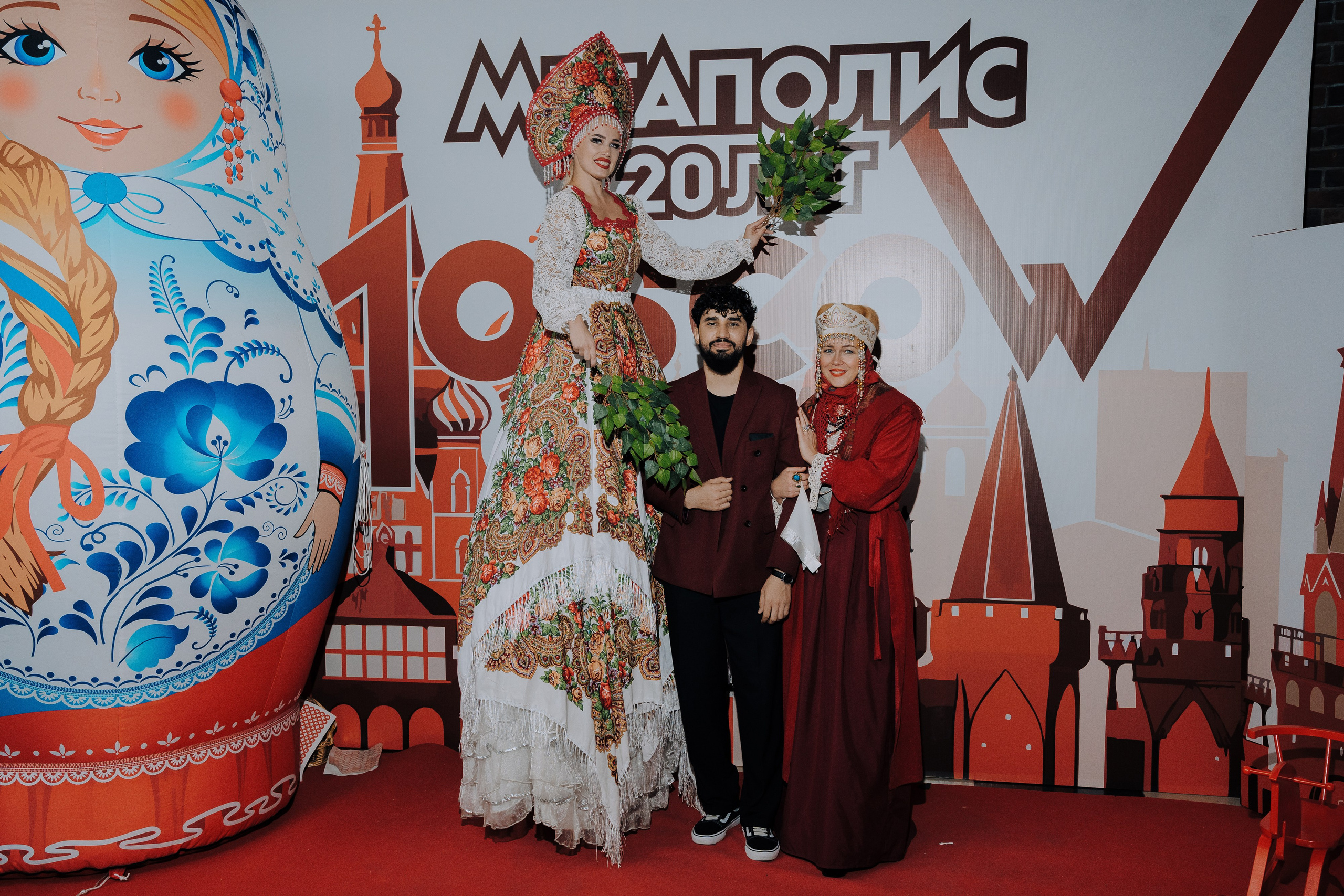 20 ЛЕТ МЕГАПОЛИС ЧЕЛЯБИНСК ХЕДЛАЙНЕР ЕЛКА. Репортажный фотограф Зуев Роман г. Челябинск