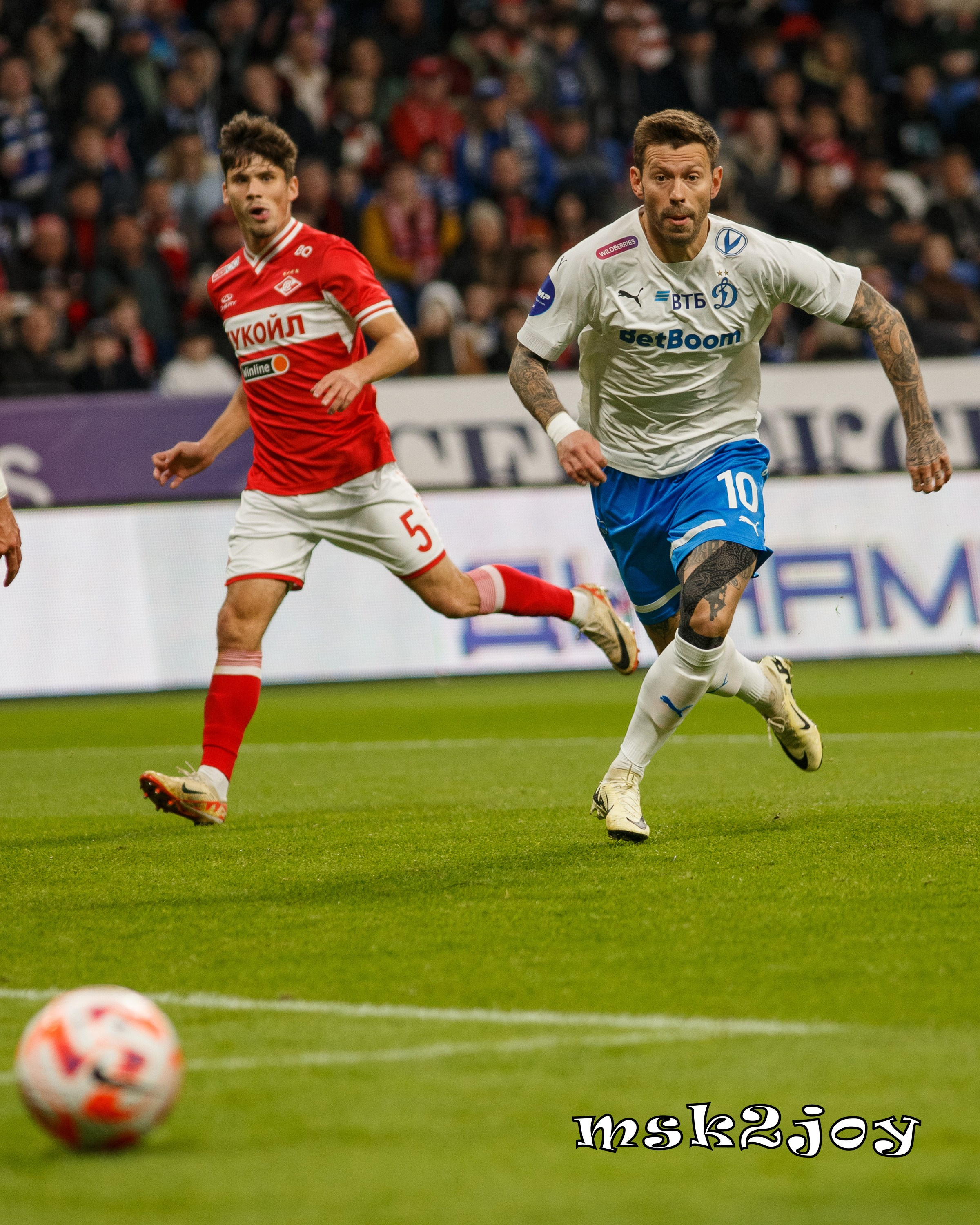 Нападающий футбольного клуба Динамо Москва Фёдор Смолов упускает мяч. Фотограф - Михаил Тоцкий.