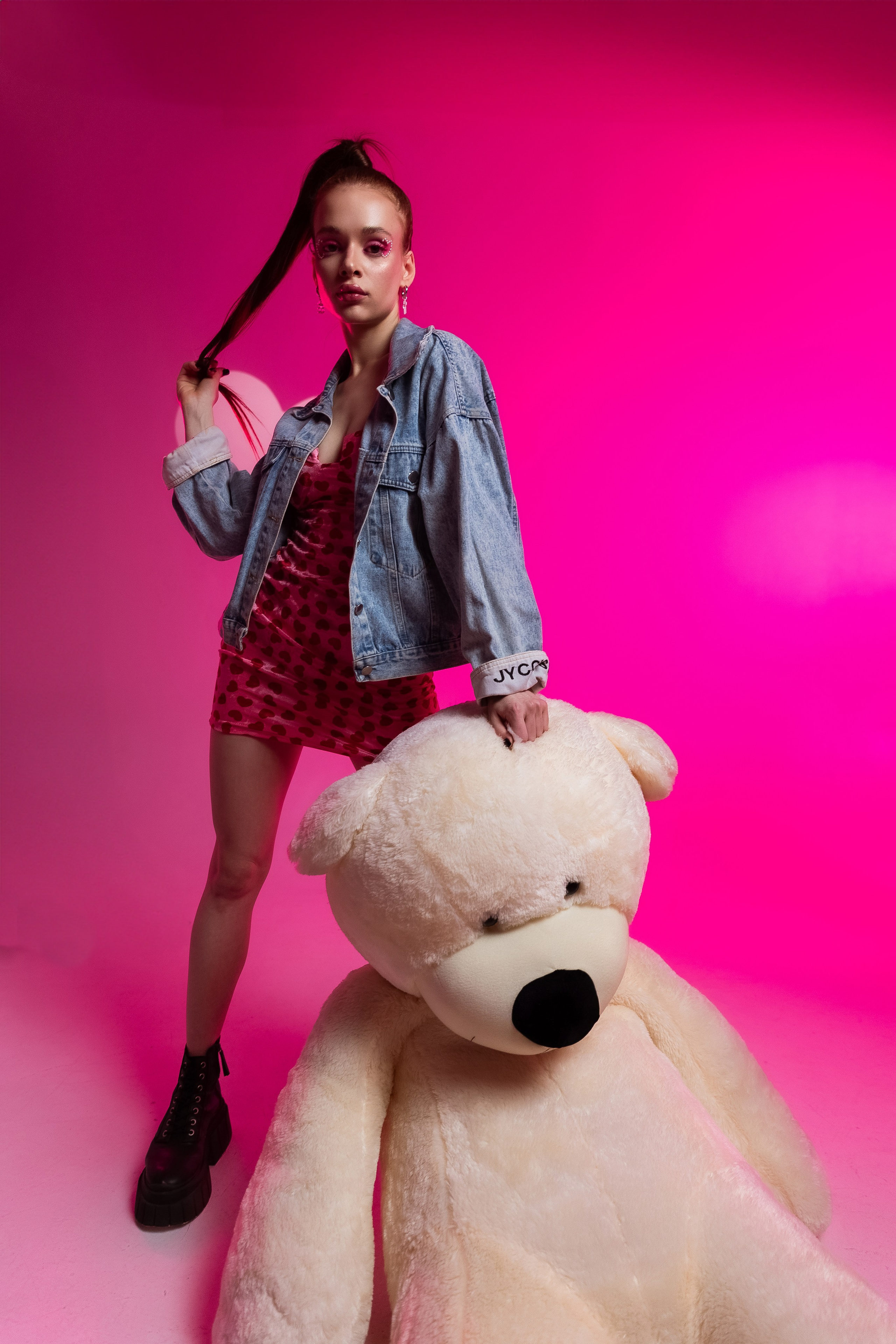 идея фотосессия на 14 февраля, день всех влюблённых, цветной свет, маски габо, 14 февраля, ростовой медведь