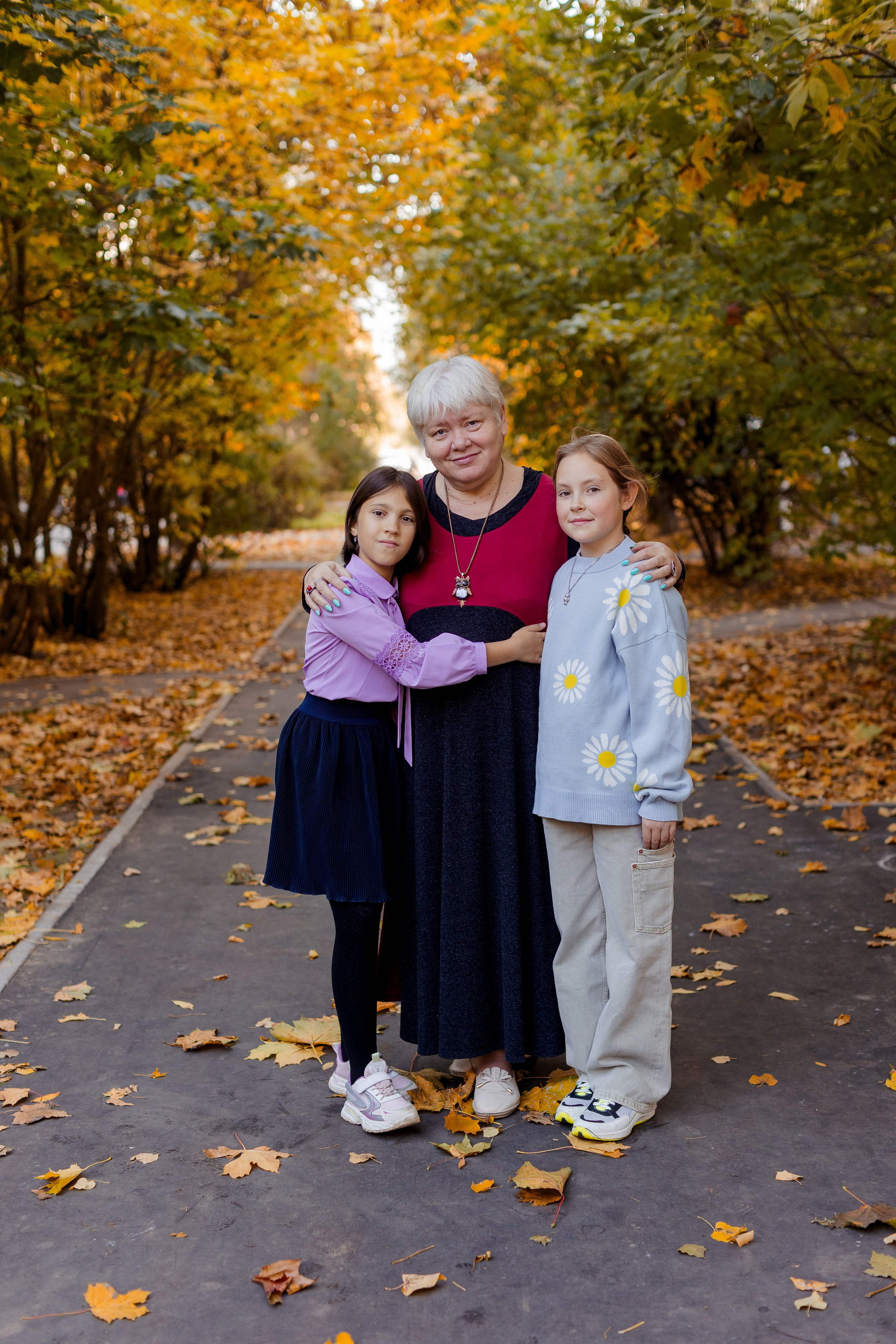 Девочки фотографируются с учителем