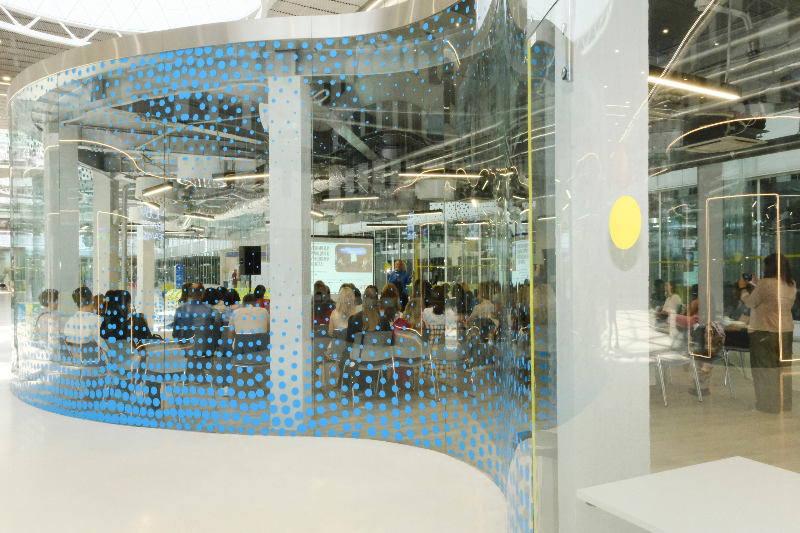 Репортаж бизнес-конференции в Сколково от сообщества BRUSNIKA. Индивидуальная фотосъёмка в Москве. Фотограф Василиса Тарасова