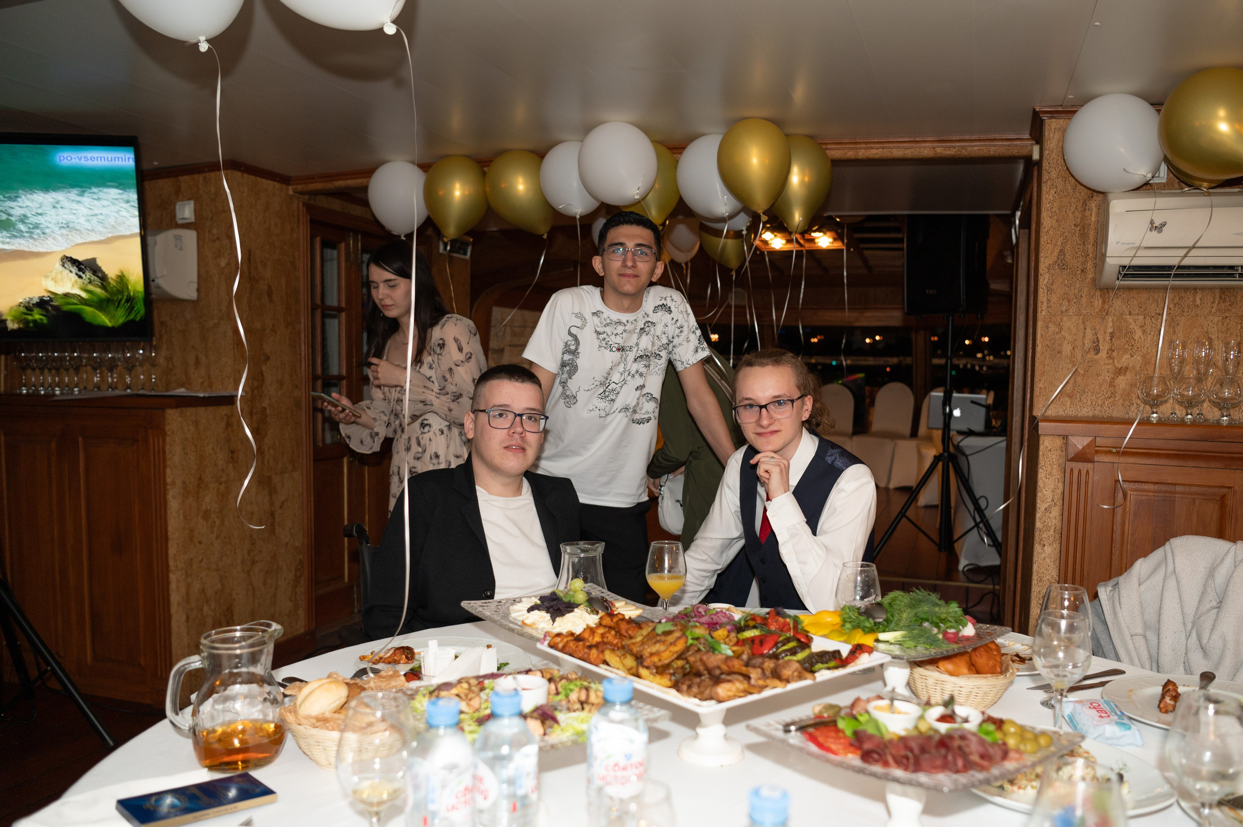 Выпускной вечер 11 класс на теплоходе. Детский и семейный фотограф г. Москва Оксана Катаджи