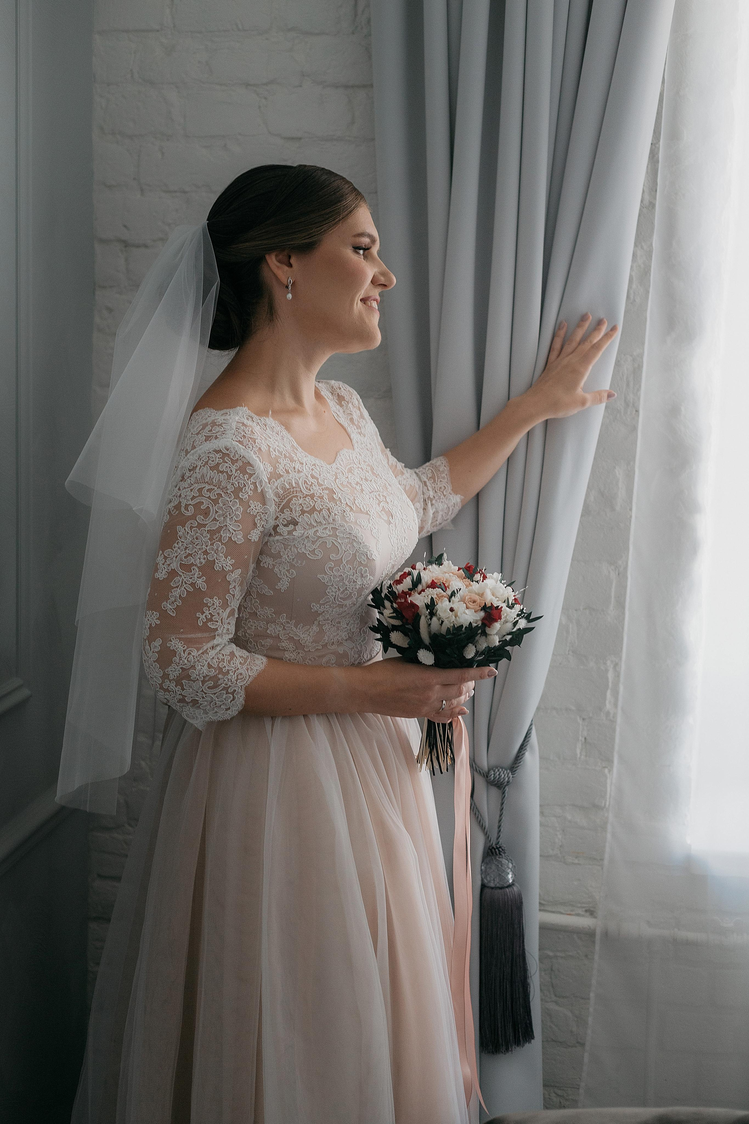 Лидия и Игорь: сборы невесты, Второй Дворец, Исаакиевская площадь, банкет. Душевный фотограф в Санкт-Петербурге. Свадебные и семейные фотосессии