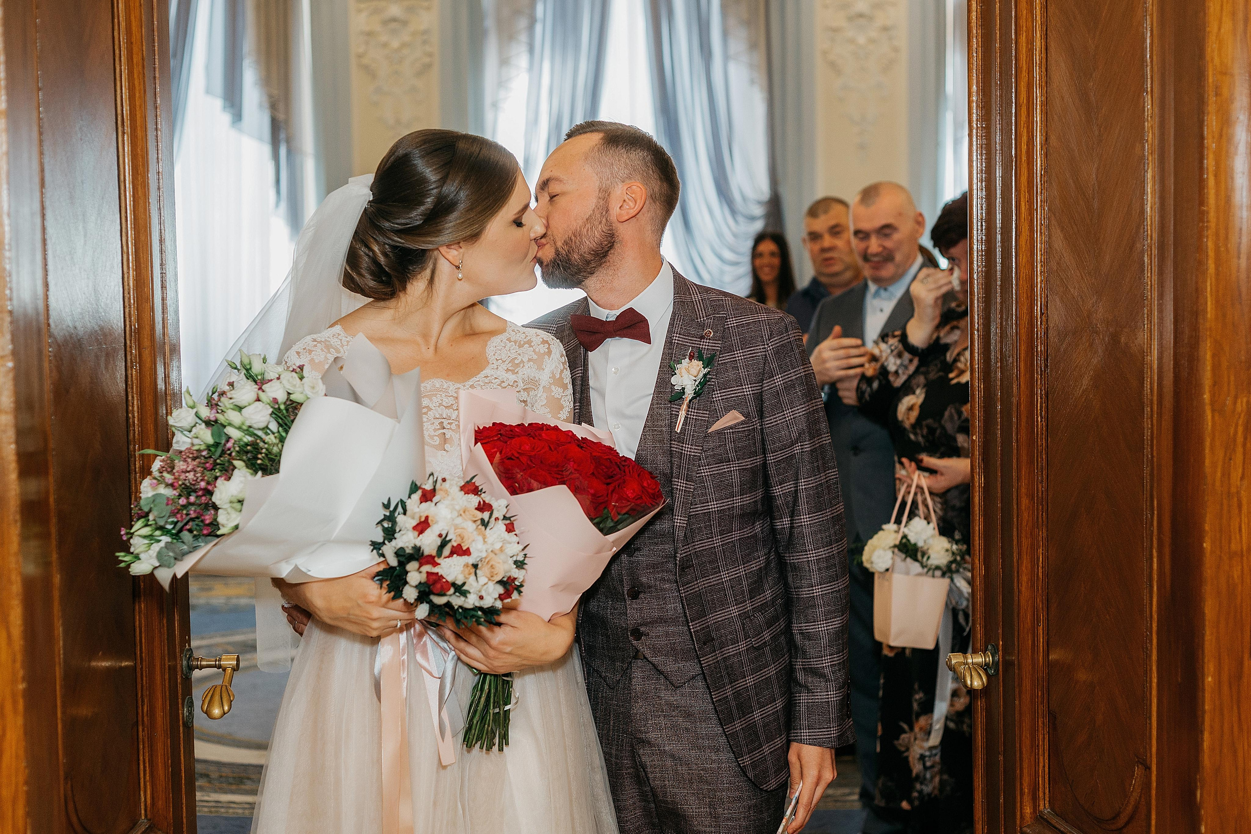 Лидия и Игорь: сборы невесты, Второй Дворец, Исаакиевская площадь, банкет. Душевный фотограф в Санкт-Петербурге. Свадебные и семейные фотосессии