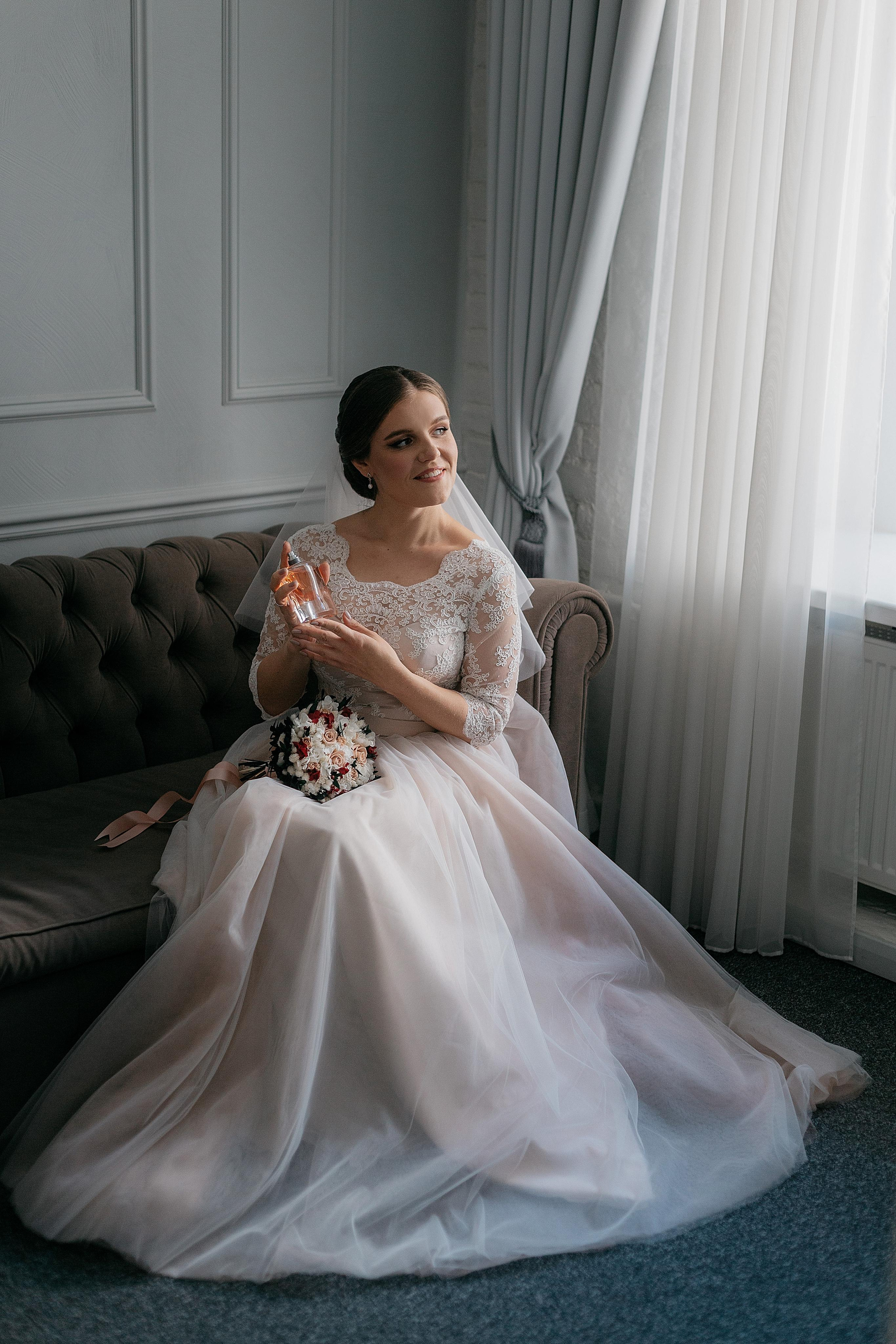 Лидия и Игорь: сборы невесты, Второй Дворец, Исаакиевская площадь, банкет. Душевный фотограф в Санкт-Петербурге. Свадебные и семейные фотосессии