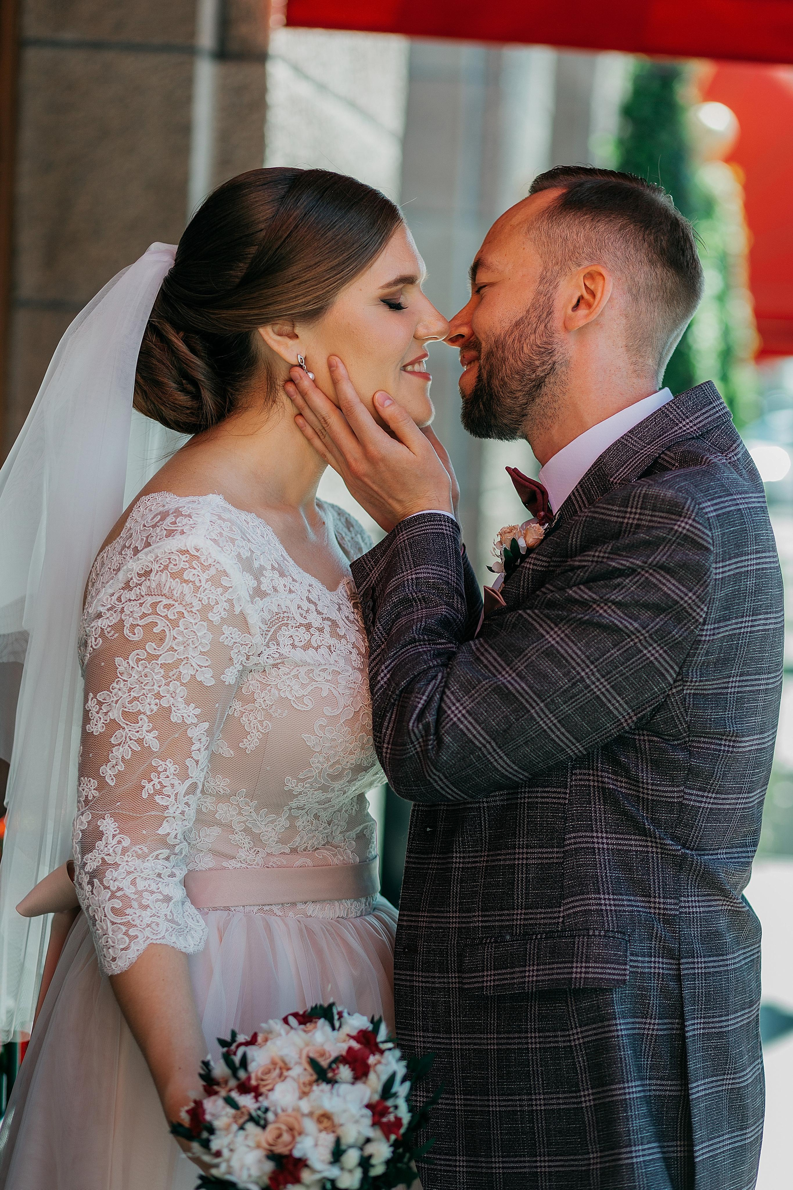 Лидия и Игорь: сборы невесты, Второй Дворец, Исаакиевская площадь, банкет. Душевный фотограф в Санкт-Петербурге. Свадебные и семейные фотосессии