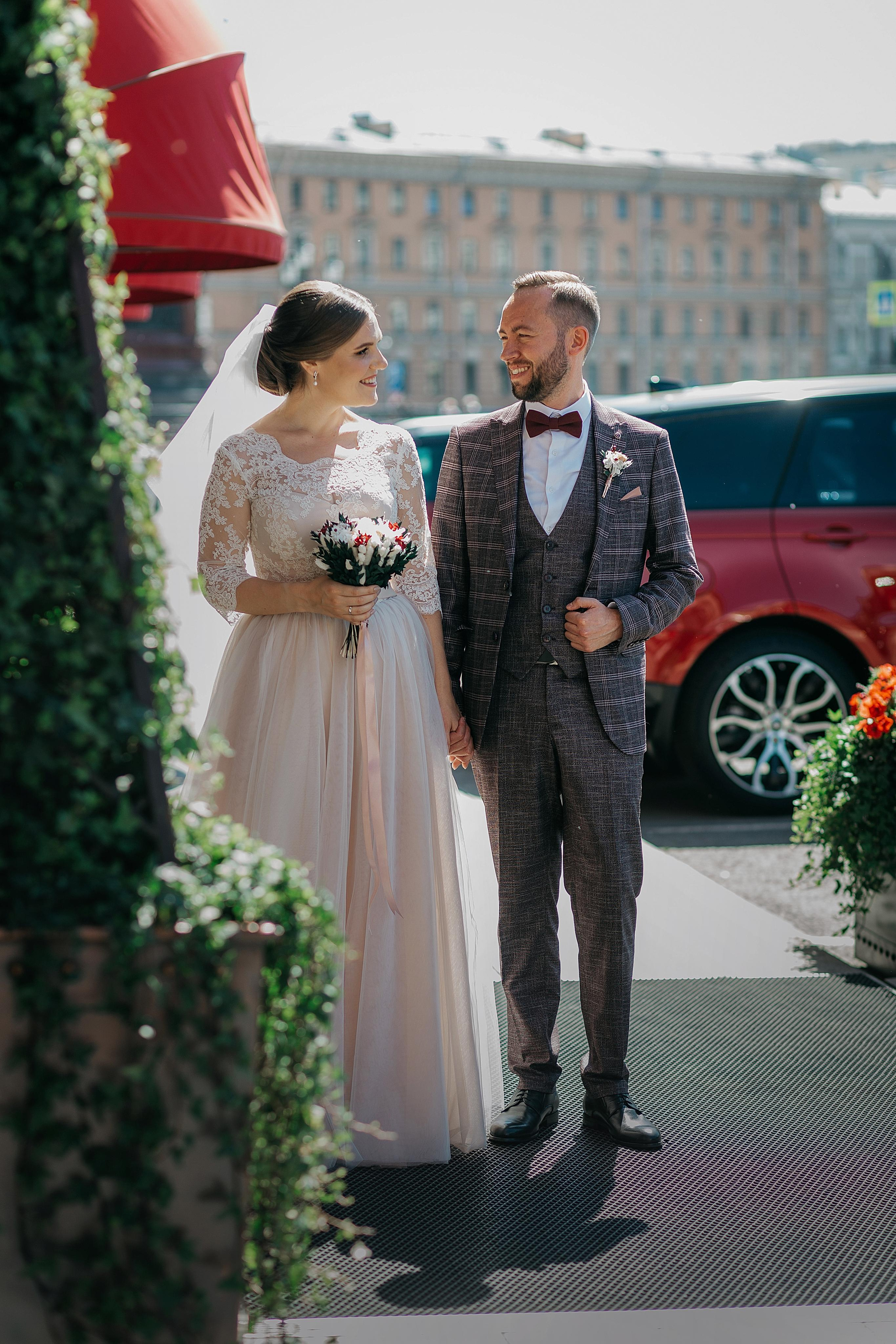 Лидия и Игорь: сборы невесты, Второй Дворец, Исаакиевская площадь, банкет. Душевный фотограф в Санкт-Петербурге. Свадебные и семейные фотосессии