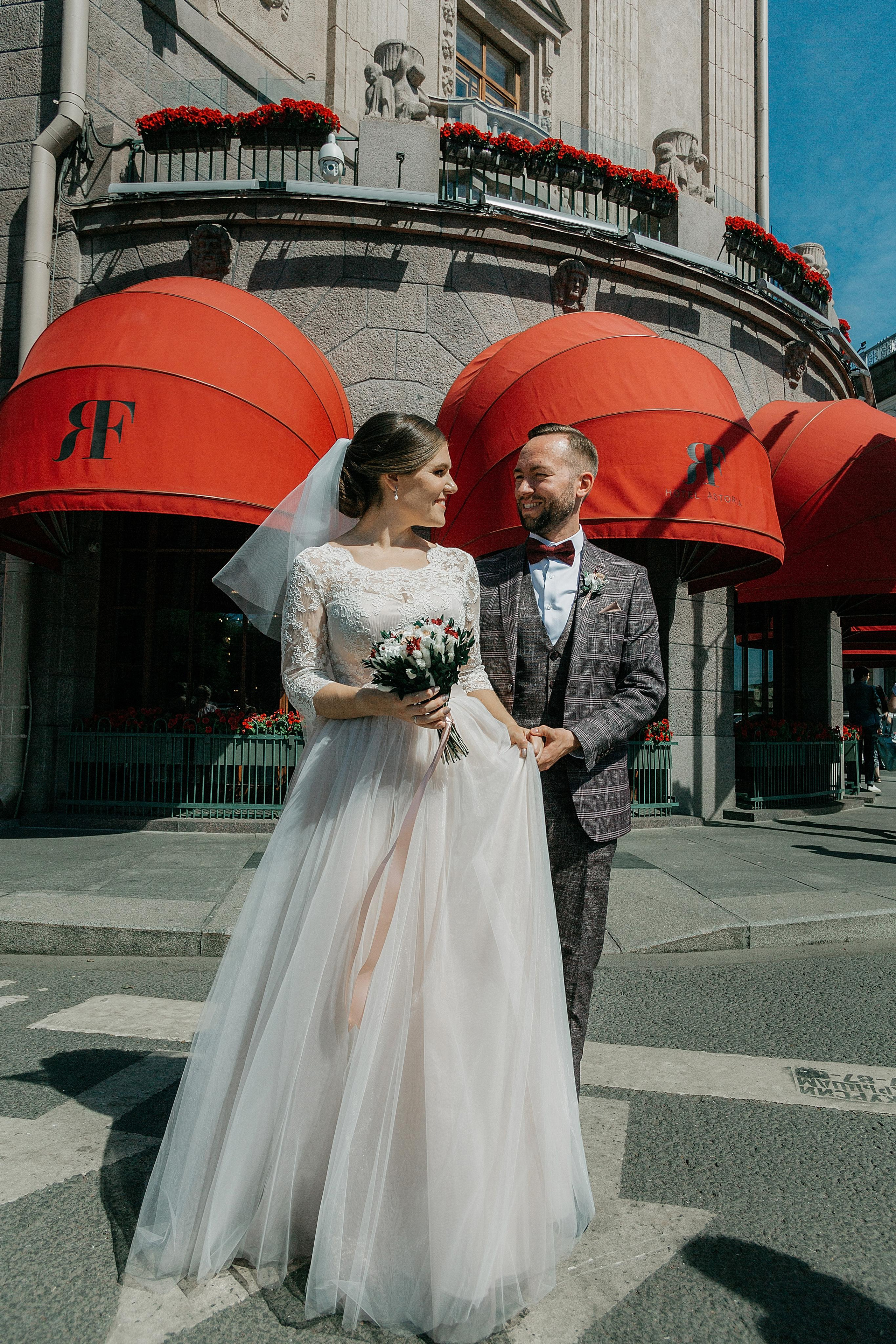 Лидия и Игорь: сборы невесты, Второй Дворец, Исаакиевская площадь, банкет. Душевный фотограф в Санкт-Петербурге. Свадебные и семейные фотосессии