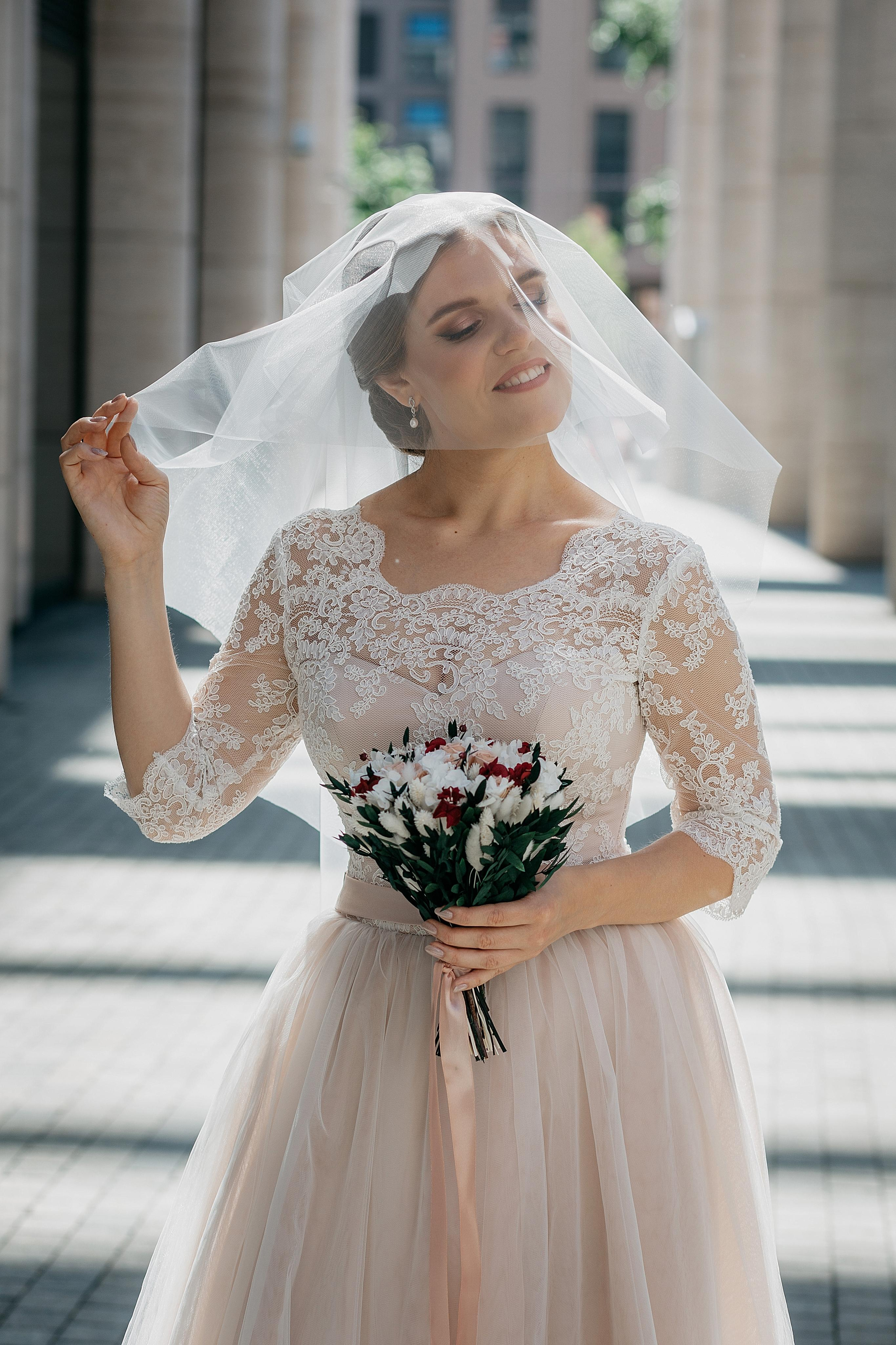 Лидия и Игорь: сборы невесты, Второй Дворец, Исаакиевская площадь, банкет. Душевный фотограф в Санкт-Петербурге. Свадебные и семейные фотосессии