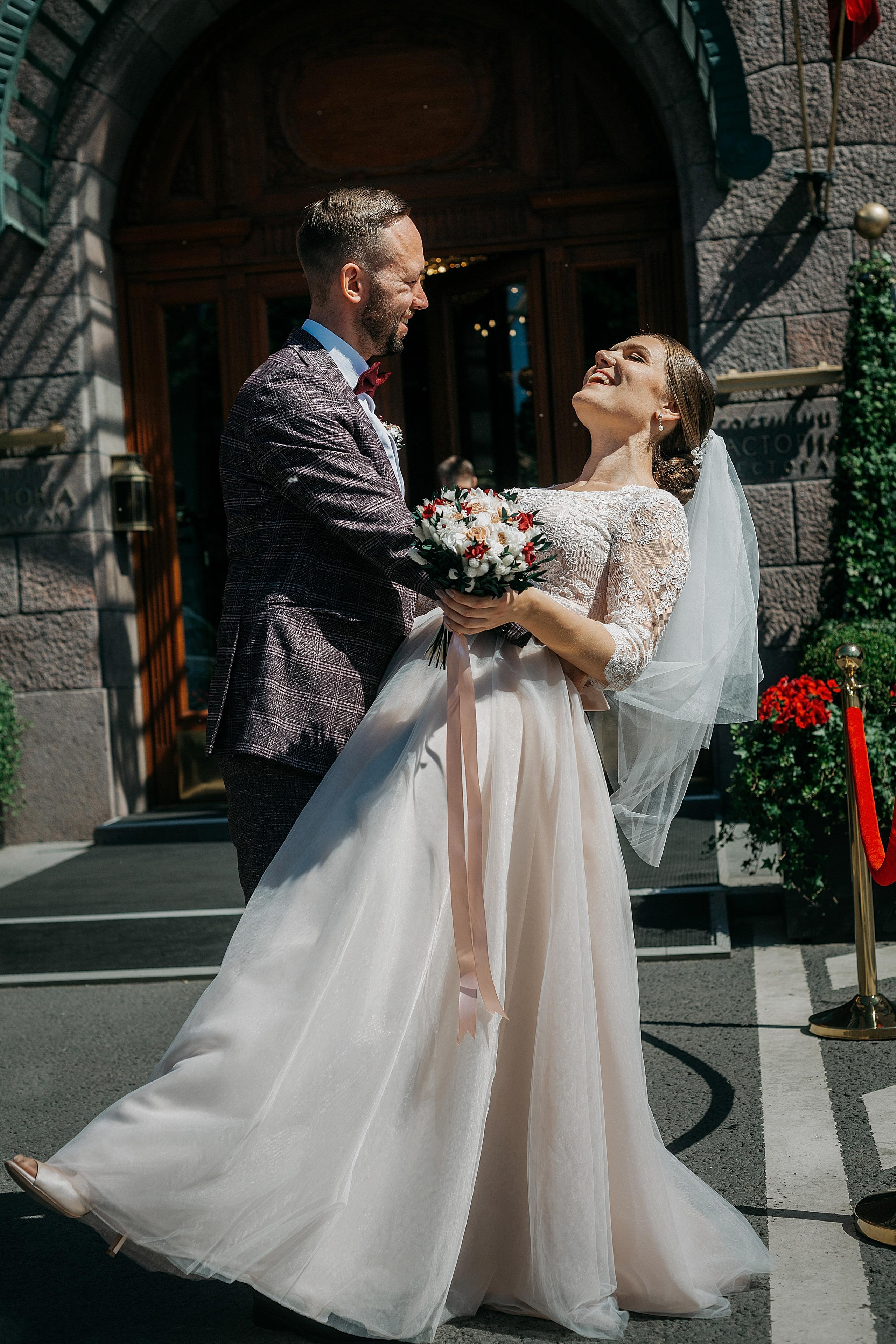 Лидия и Игорь: сборы невесты, Второй Дворец, Исаакиевская площадь, банкет. Душевный фотограф в Санкт-Петербурге. Свадебные и семейные фотосессии