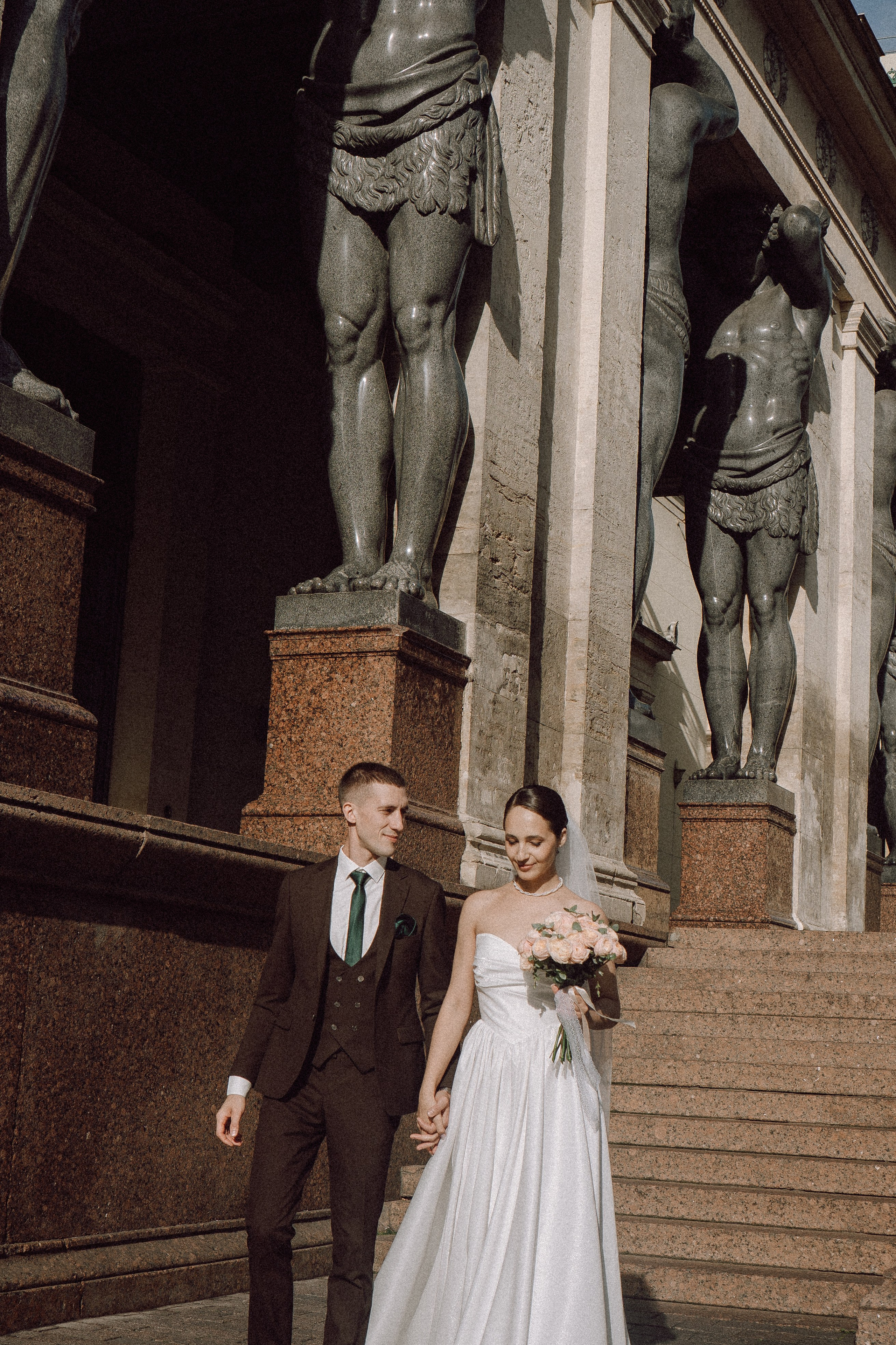 СВАДЕБНАЯ ПРОГУЛКА В САНТК-ПЕТЕРБУРГЕ (ИСАКИЕВСКИЙ СОБОР, ЗИМНЯЯ КАНАВКА, ЭРМИТАЖ И БОЛЬШАЯ МОРСКАЯ УЛИЦА). Профессиональный фотограф, Санкт-Петербург — Виктория Богомолова