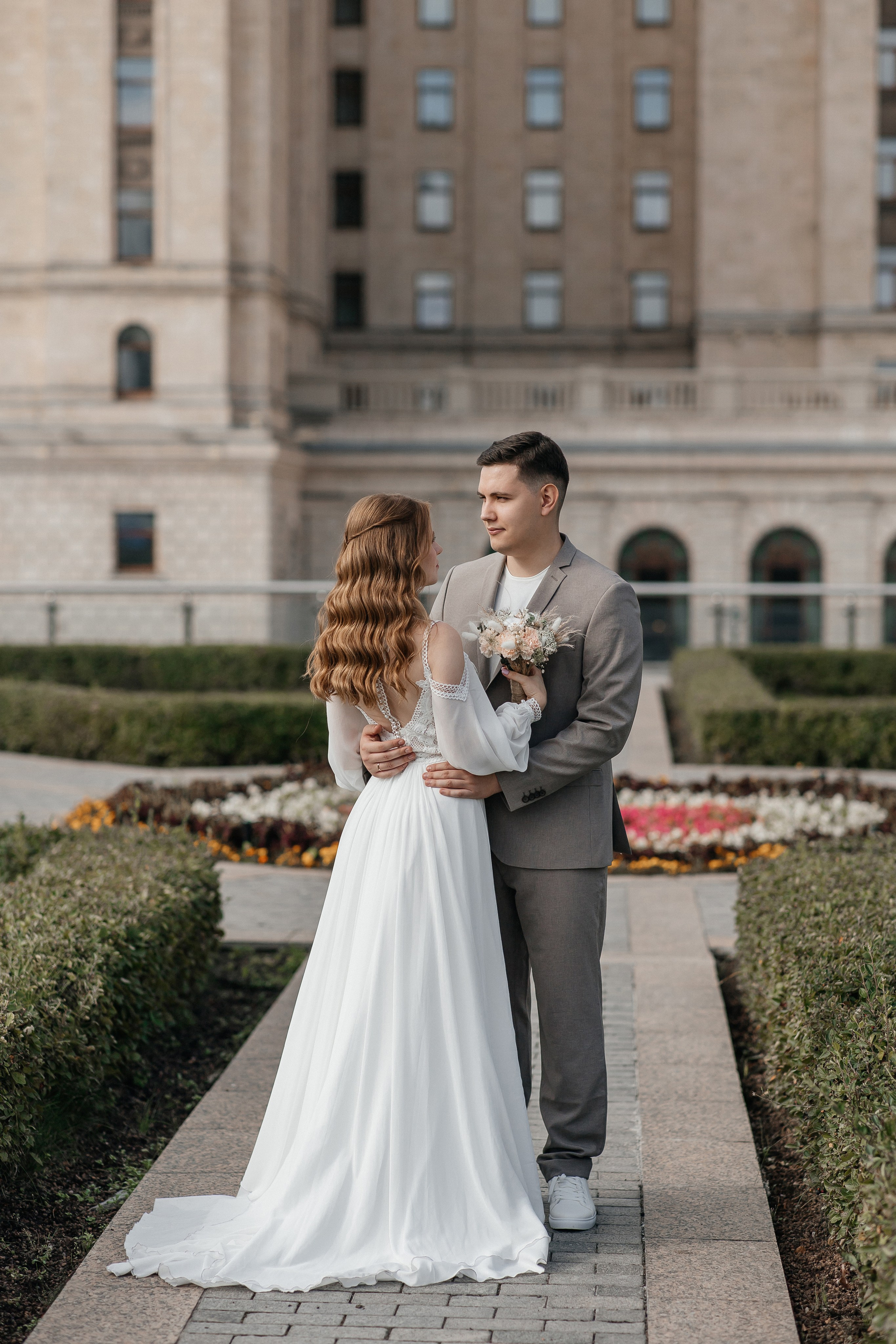 Свадебная фотосессия у гостиницы Украина. Свадебный фотограф в Москве Дарья Олендарёва