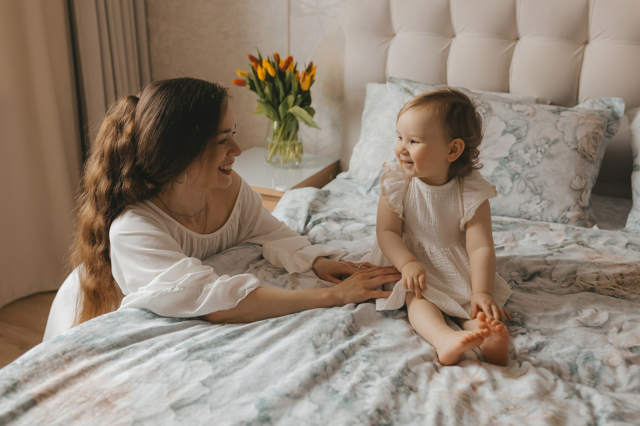 Весенняя домашняя семейная фотосессии мамы с дочками. Семейный и женский фотограф в Москве Надежда Воробьева