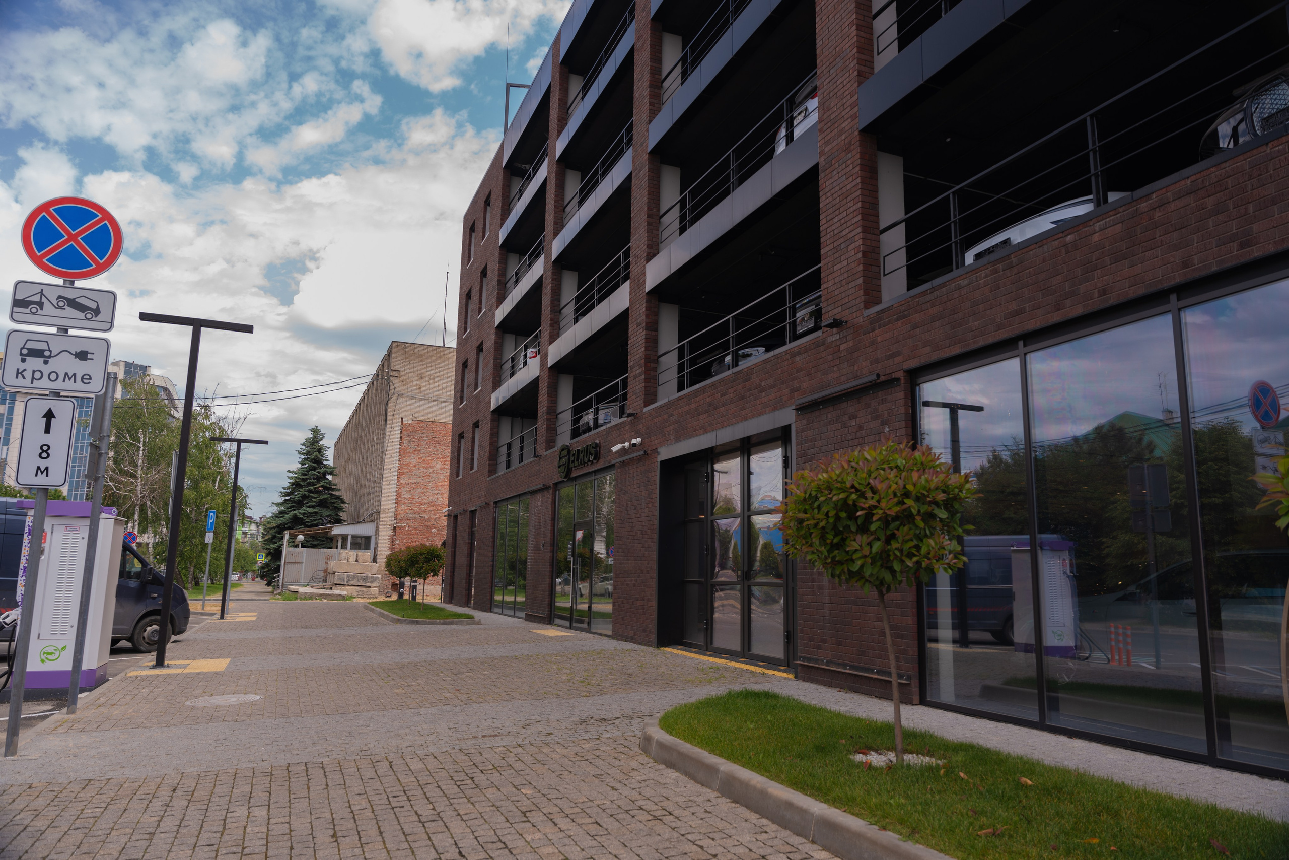 Интерьерная фотосъемка автосалона Elrus в Краснодаре. Zeekr, LiXiang Профессиональная фотосъемка интерьера премиум-автосалона в Краснодаре. Шедевры для Вас! Фотограф и Видеограф в Краснодаре Пахиев Руслан