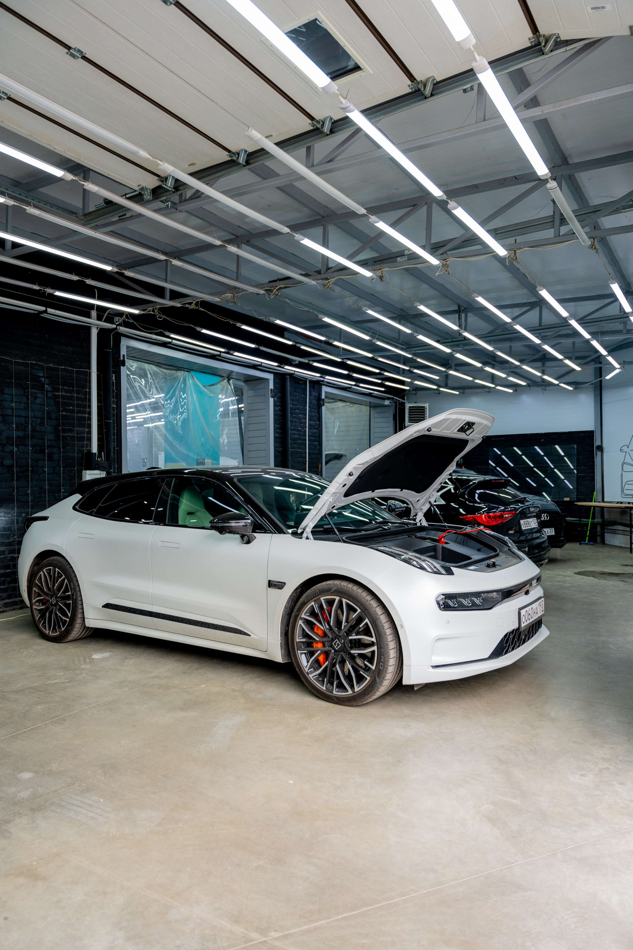 Интерьерная фотосъемка автосалона Elrus в Краснодаре. Zeekr, LiXiang Профессиональная фотосъемка интерьера премиум-автосалона в Краснодаре. Шедевры для Вас! Фотограф и Видеограф в Краснодаре Пахиев Руслан