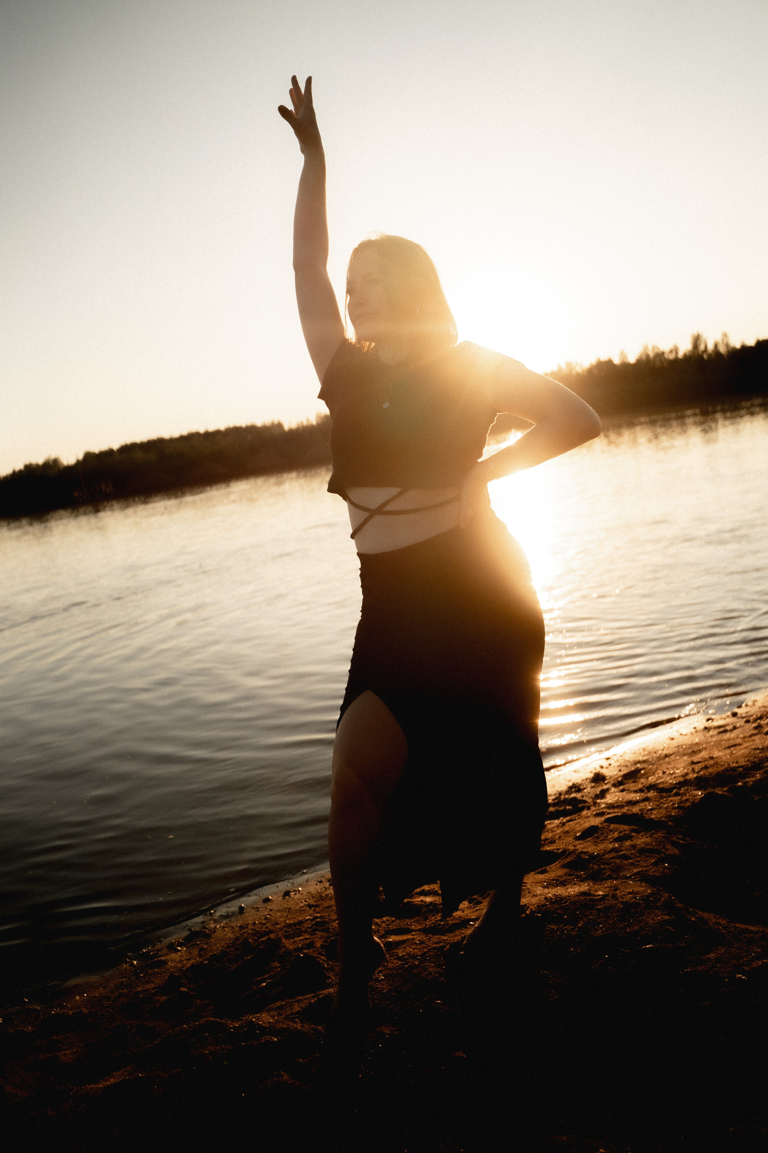 Девушки на берегу