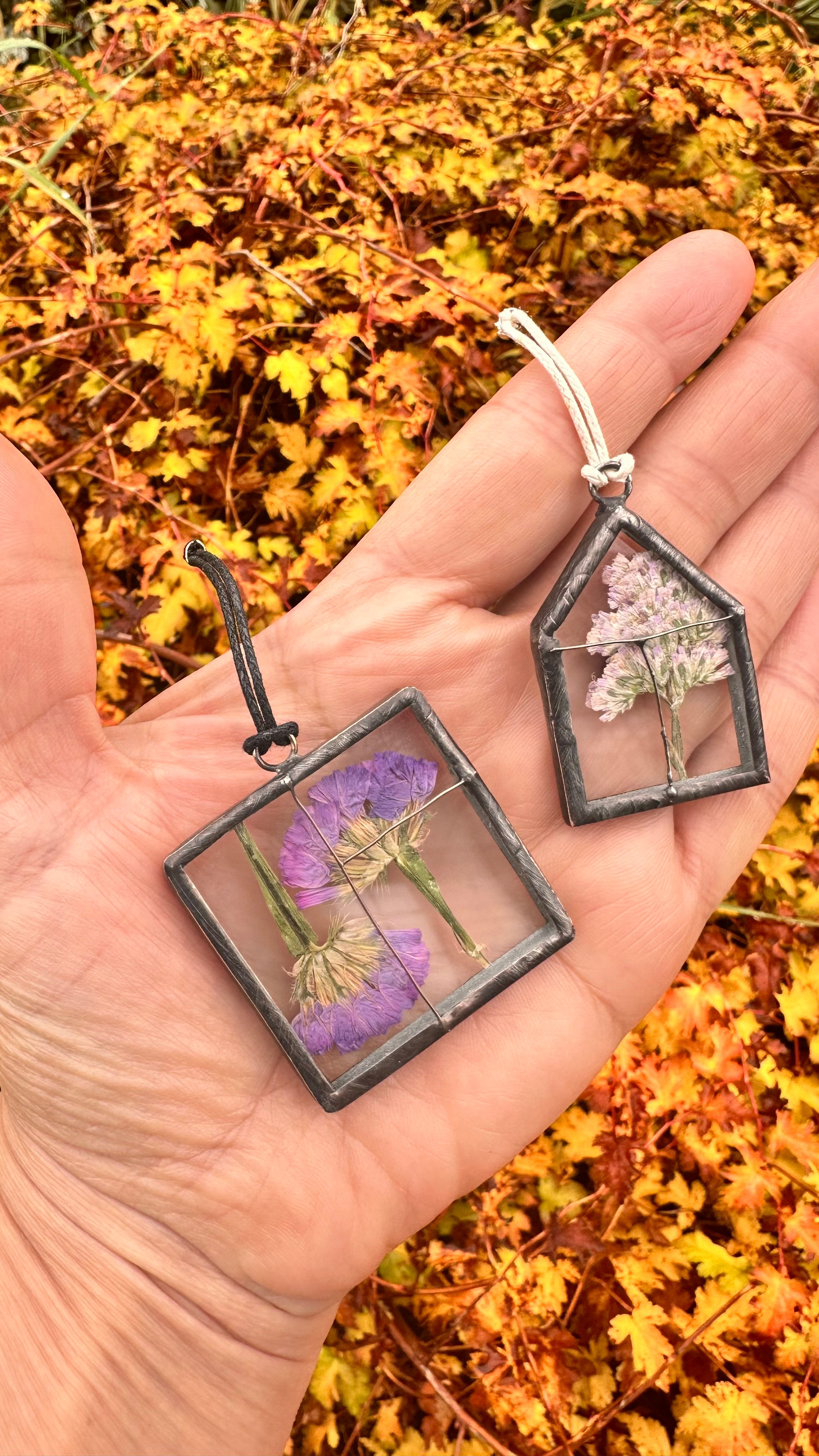 Брелоки в наличии и на заказ в технике тиффани с сухоцветами и аффирмациями. Гербарий в стекле, интерьерные панно, витражи с сухоцветами в технике тиффани