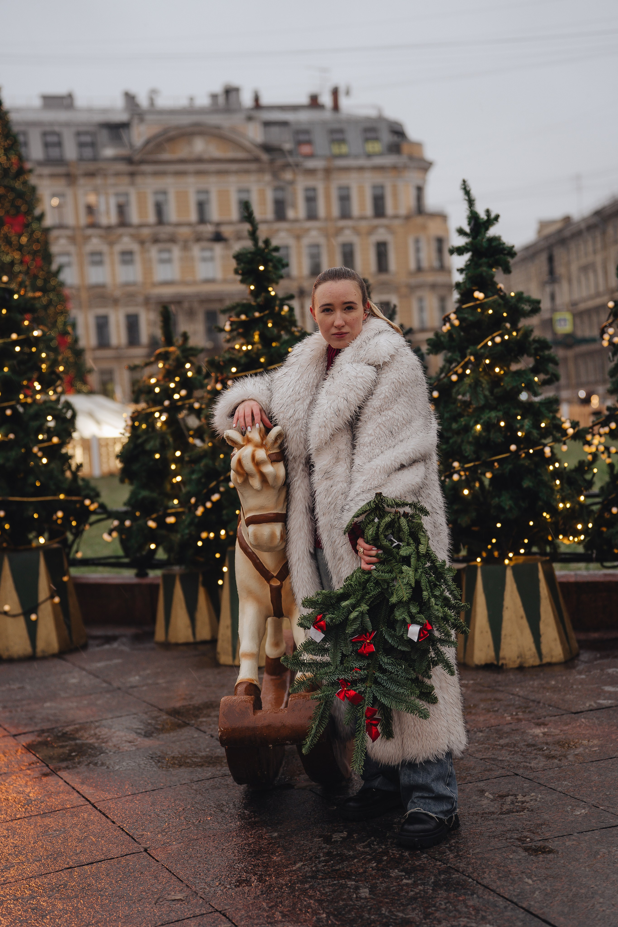 ПРОГУЛКА НА МАНЕЖНОЙ ПЛОЩАДИ ДЛЯ ДЕВУШКИ ПЕРЕД НОВЫМ ГОДОМ (НОВОГОДНЯЯ ФОТОСЕССИИЯ НА МАНЕЖНОЙ ПЛОЩАДИ). Профессиональный фотограф, Санкт-Петербург — Виктория Богомолова