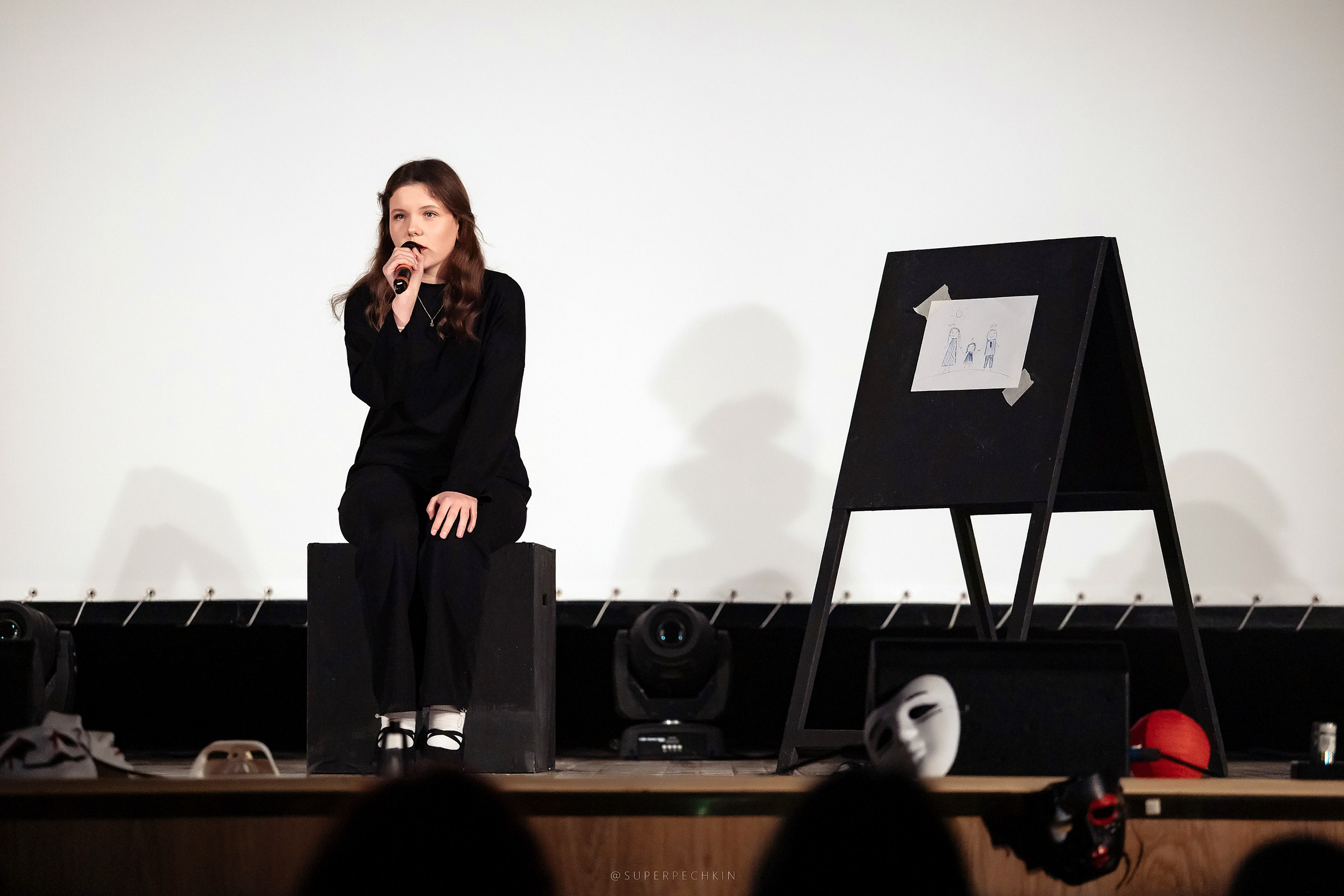 Сцена. Фотограф, видеограф и пилот квадрокоптера