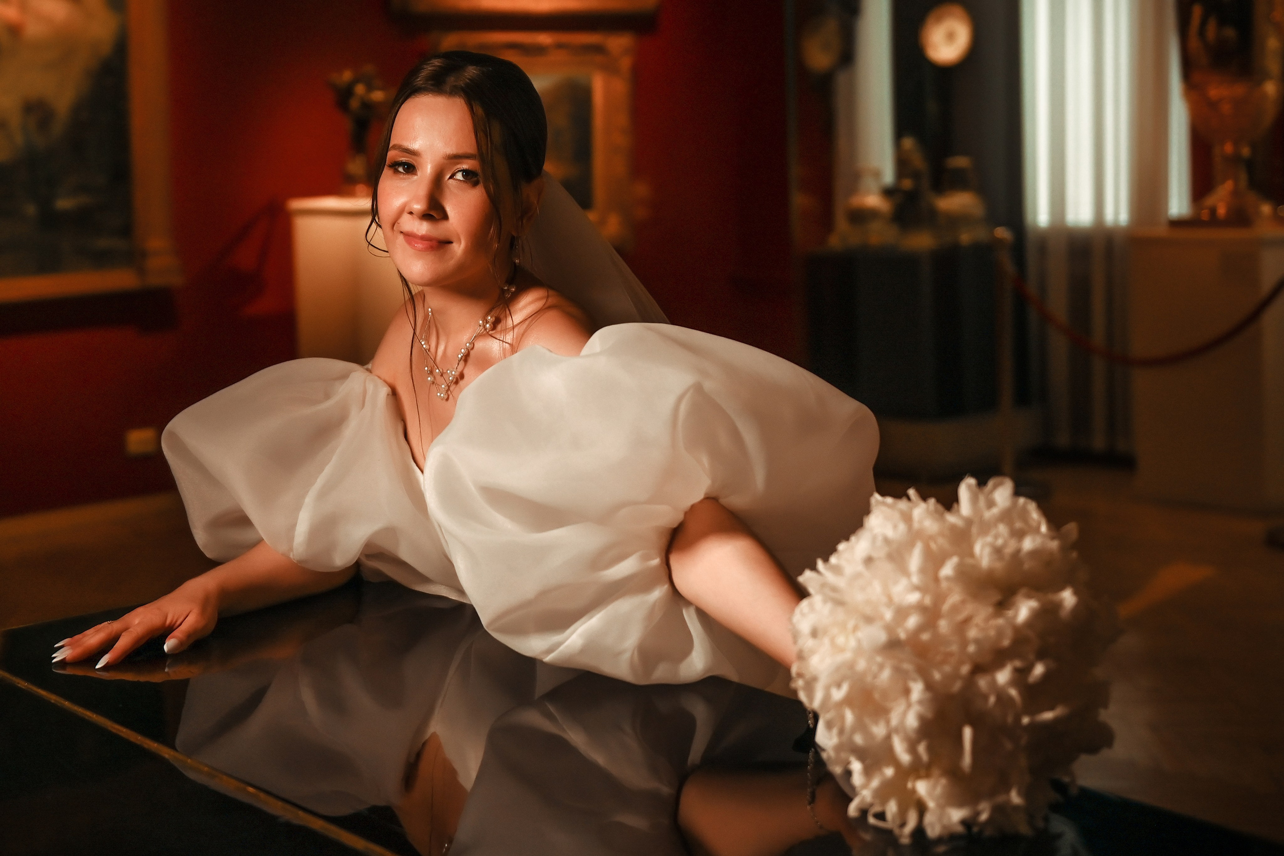 Небольшая свадебная серия в музее и прогулкой под дождем Эльмиры и Ризата. Свадебный, семейный, детский, контент фотограф в Омске Максим Ильин