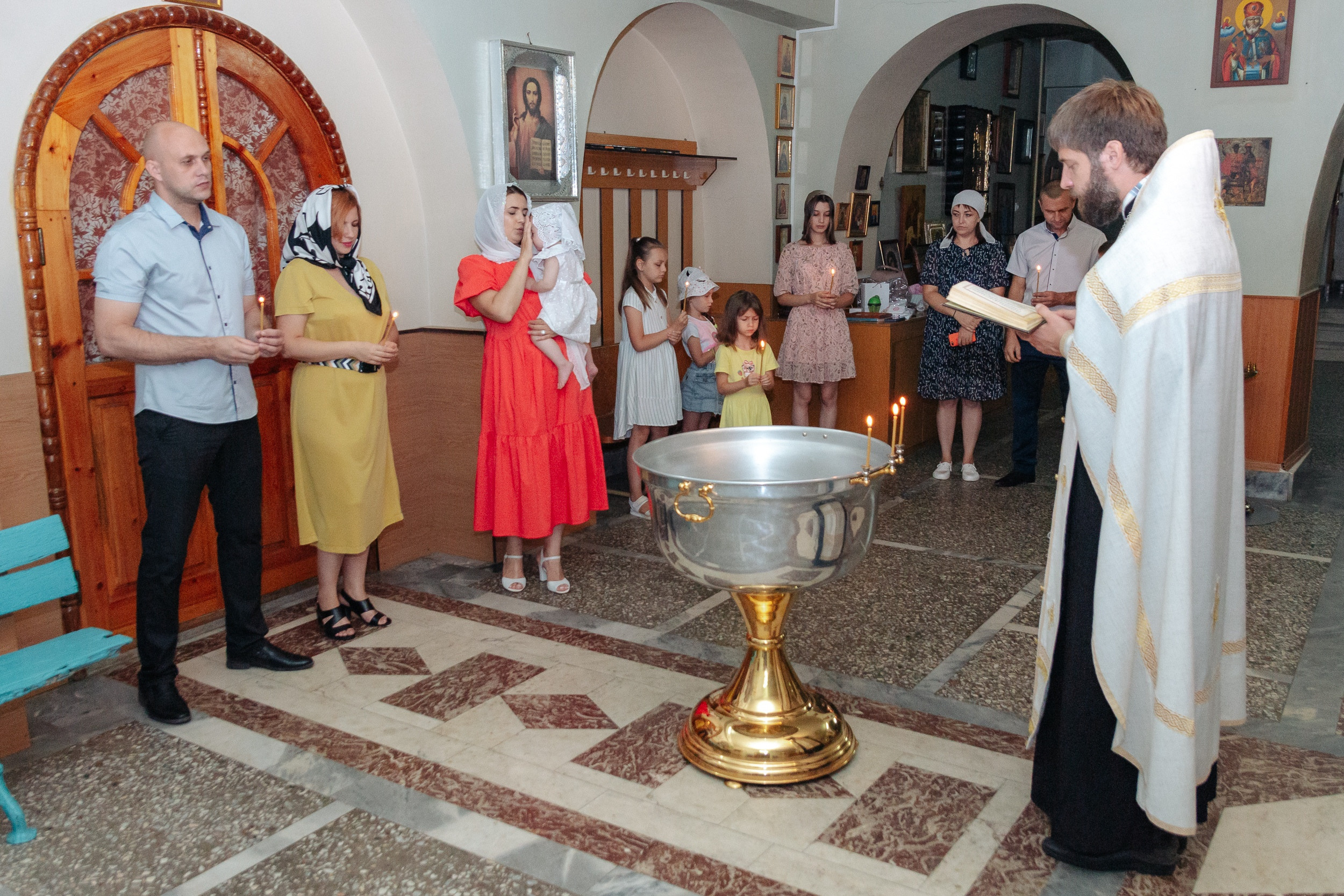 Фотосъёмка таинства крещения и крестин в городах Я фотограф снимающий венчания в городах Минеральные Воды, Пятигорск, Кисловодск, Ессентуки,. Репортажный и свадебный фотограф Пятигорск и КМВ