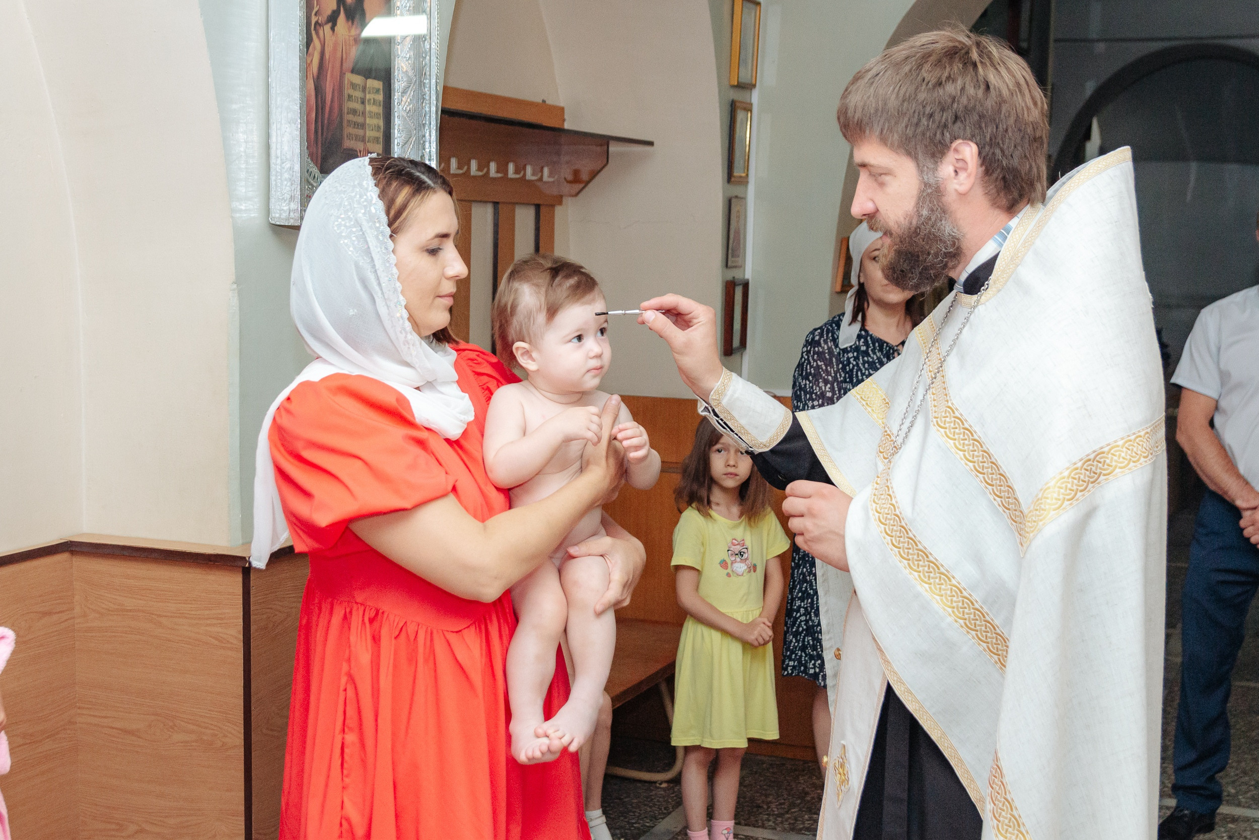Фотосъёмка таинства крещения и крестин в городах Я фотограф снимающий венчания в городах Минеральные Воды, Пятигорск, Кисловодск, Ессентуки,. Репортажный и свадебный фотограф Пятигорск и КМВ