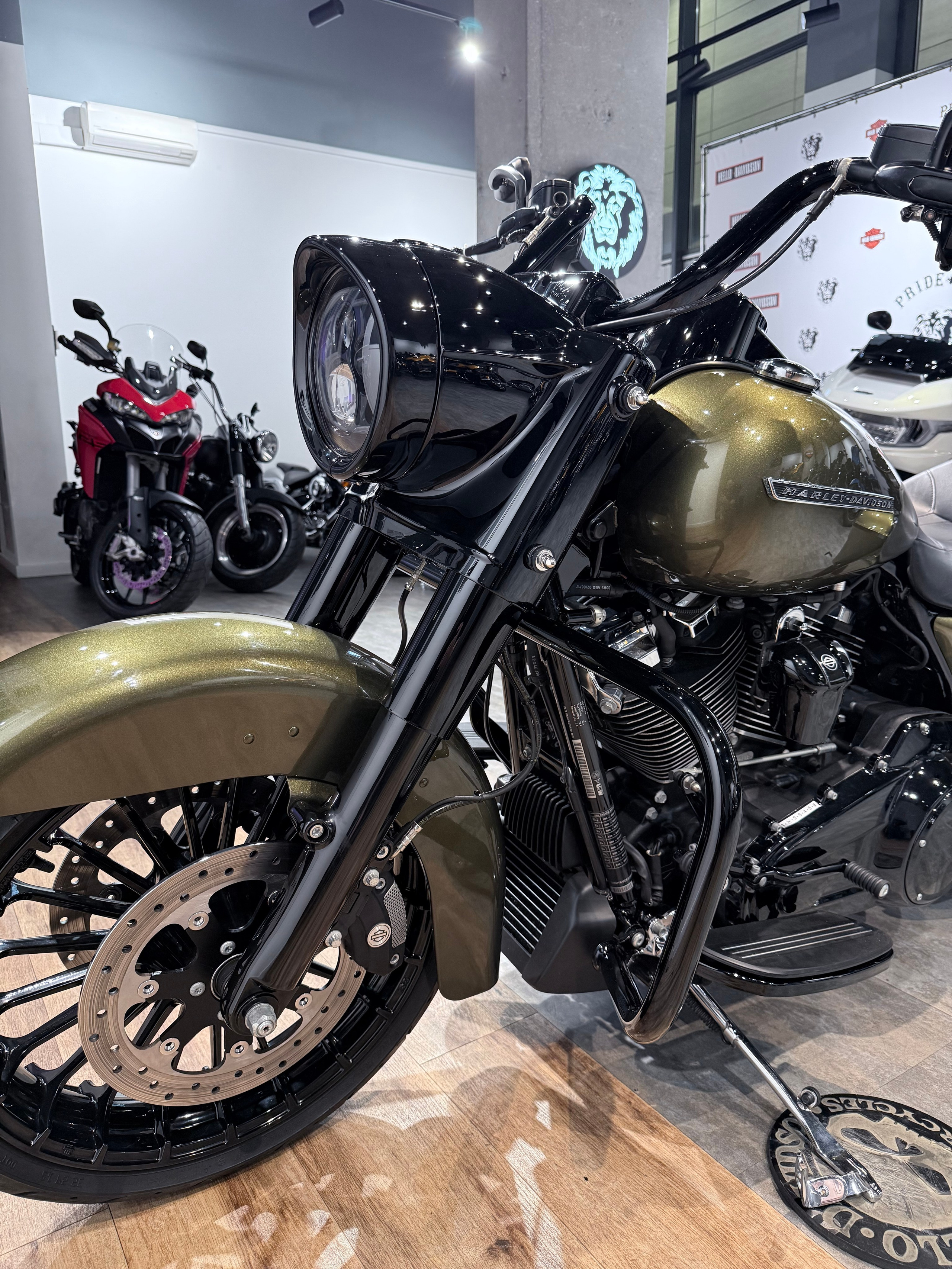 Купить Harley-Davidson 2017 Road King (Olive Gold) (Touring) — подробнее на сайте. Hello Davidson, Москва. Только хорошие мотоциклы…